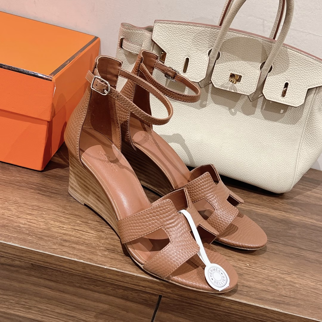 Hermès 🐎 Lizard pattern series upgraded version is out!Continue the classic✌️2023 Hermès wedge sandals new color matchingHermès wedge sandals are the simplest, most durable and most elegant ones I have ever seen! ! ! They can hold any style, and the 7cm height is easy to control. There are 12 colors, each color has its own unique style. You must buy this one, it is really classic, easy to wear and good-looking.