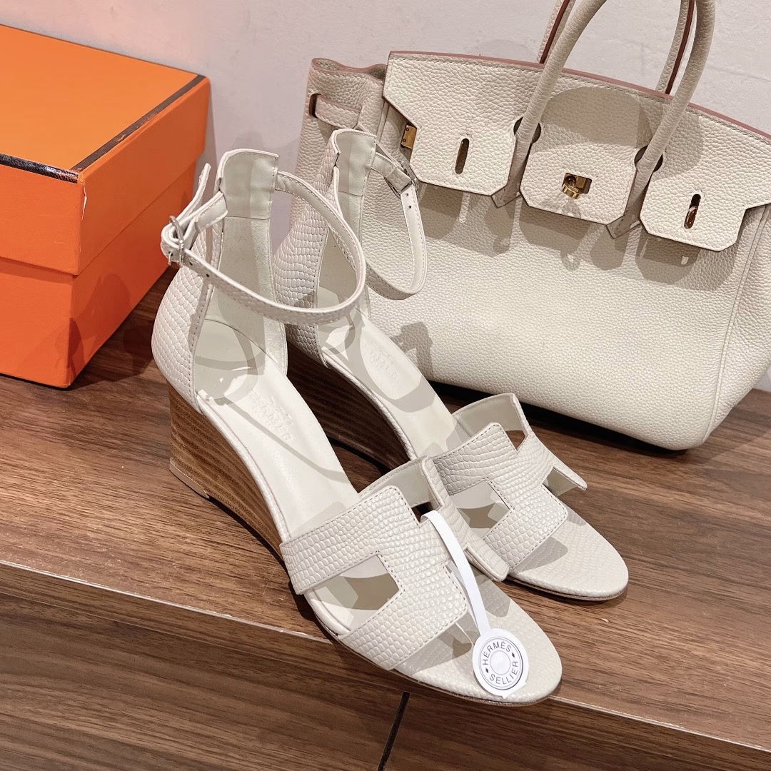 Hermès 🐎 Lizard pattern series upgraded version is out!Continue the classic✌️2023 Hermès wedge sandals new color matchingHermès wedge sandals are the simplest, most durable and most elegant ones I have ever seen! ! ! They can hold any style, and the 7cm height is easy to control. There are 12 colors, each color has its own unique style. You must buy this one, it is really classic, easy to wear and good-looking.