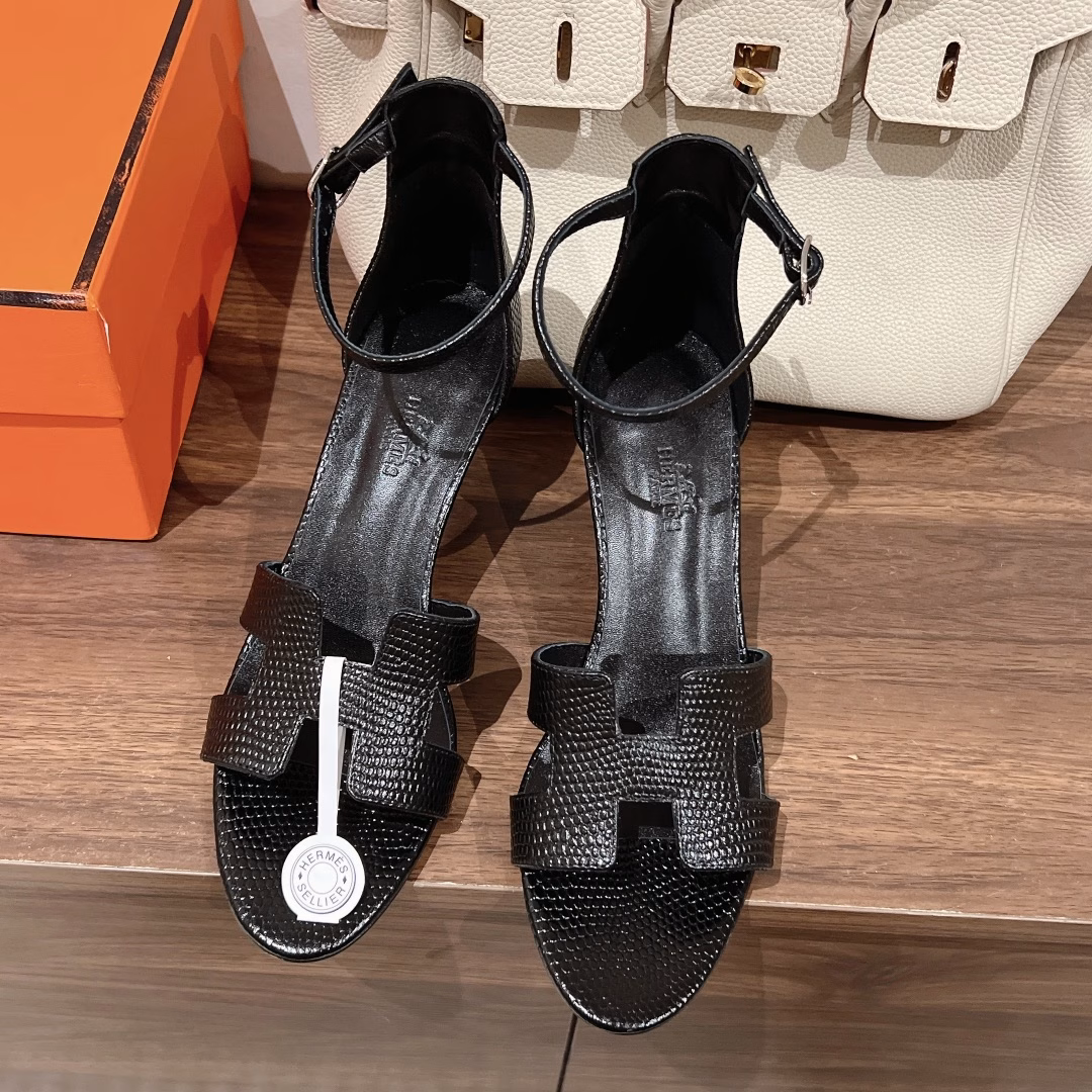 Hermès 🐎 Lizard pattern series upgraded version is out!Continue the classic✌️2023 Hermès wedge sandals new color matchingHermès wedge sandals are the simplest, most durable and most elegant ones I have ever seen! ! ! They can hold any style, and the 7cm height is easy to control. There are 12 colors, each color has its own unique style. You must buy this one, it is really classic, easy to wear and good-looking.