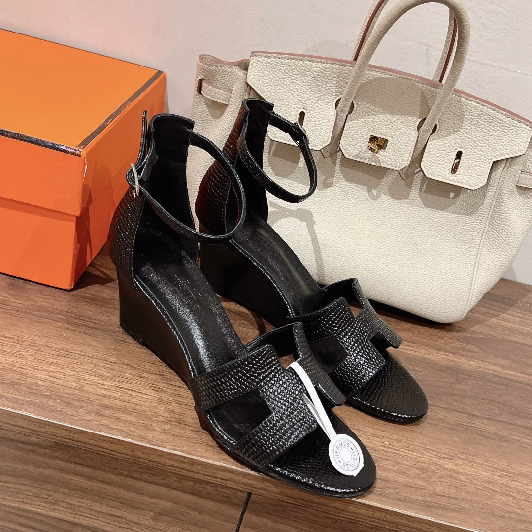 Hermès 🐎 Lizard pattern series upgraded version is out!Continue the classic✌️2023 Hermès wedge sandals new color matchingHermès wedge sandals are the simplest, most durable and most elegant ones I have ever seen! ! ! They can hold any style, and the 7cm height is easy to control. There are 12 colors, each color has its own unique style. You must buy this one, it is really classic, easy to wear and good-looking.