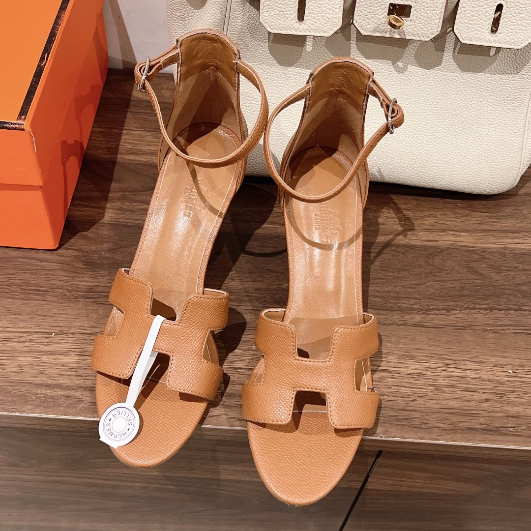 Hermès 🐎 Epson Palm Print Series! Upgraded version is out!Continue the classic✌️2023 Hermès wedge sandals with new colorsHermès wedge sandals are the simplest, most durable and most elegant ones I have ever seen! ! ! They can hold any style, and the 7cm height is easy to control. There are 12 colors, and each color has its own unique style. You must buy this one, it is really classic, easy to wear and good-looking!