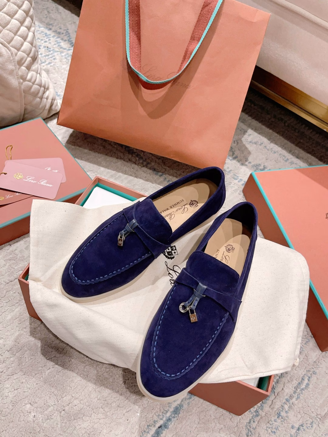 LP loafers! (Men and women)New products on sale at Loro PianaSame knitted loafers as on the official website｜Made with Wish sheepskin fabric｜Upper uses unique knitted fabric production process｜Fully reproduce the counter process flow｜Full cowhide tying process flow for the midsole｜Add original molded main color combination suction mold process outsole｜Not the ordinary heavy rubber sole on the market