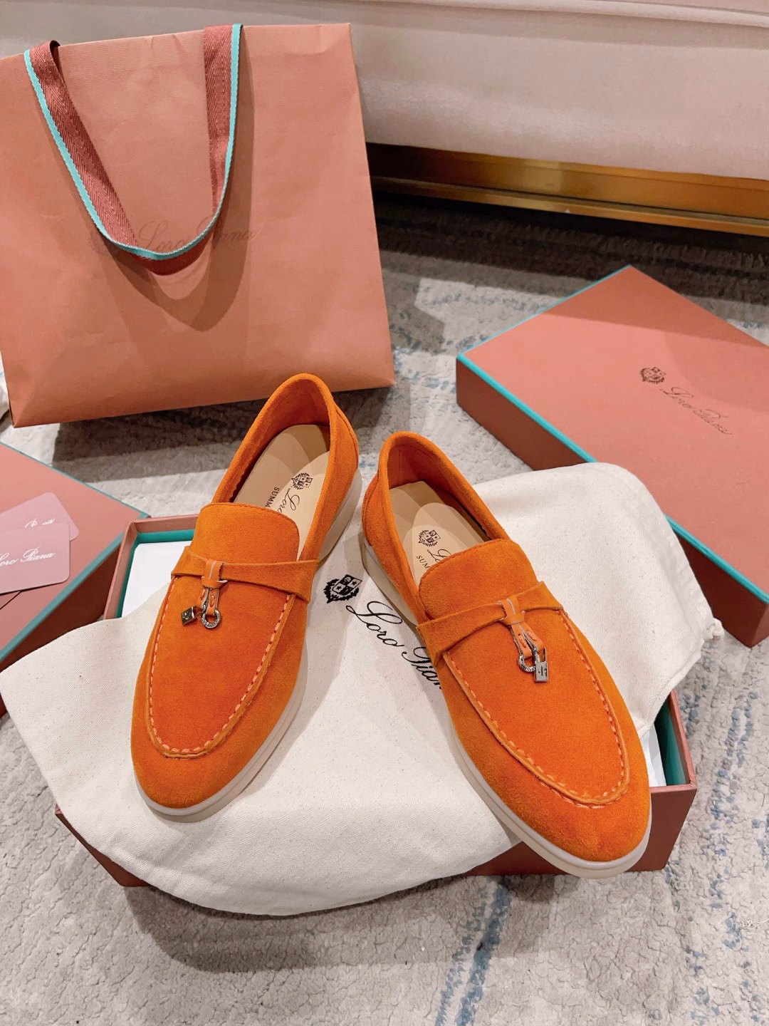 LP loafers! (Men and women)New products on sale at Loro PianaSame knitted loafers as on the official website｜Made with Wish sheepskin fabric｜Upper uses unique knitted fabric production process｜Fully reproduce the counter process flow｜Full cowhide tying process flow for the midsole｜Add original molded main color combination suction mold process outsole｜Not the ordinary heavy rubber sole on the market