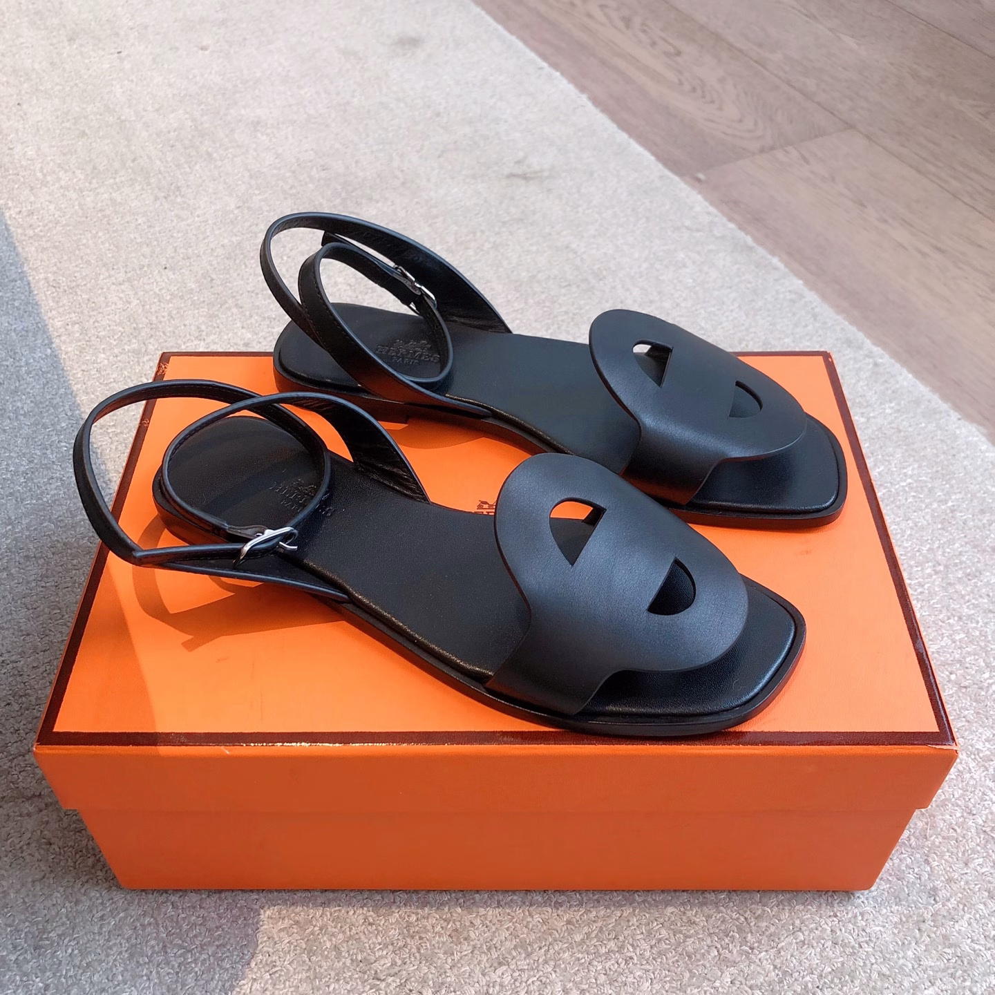 Hermès flat sandals aEclair2025 new colors + hot-selling series!Super good shape, with a certain thickness to make your legs look longer! Transparent and breathableComfortable calfskinA single product with both good looks and comfort in spring and summer color matching