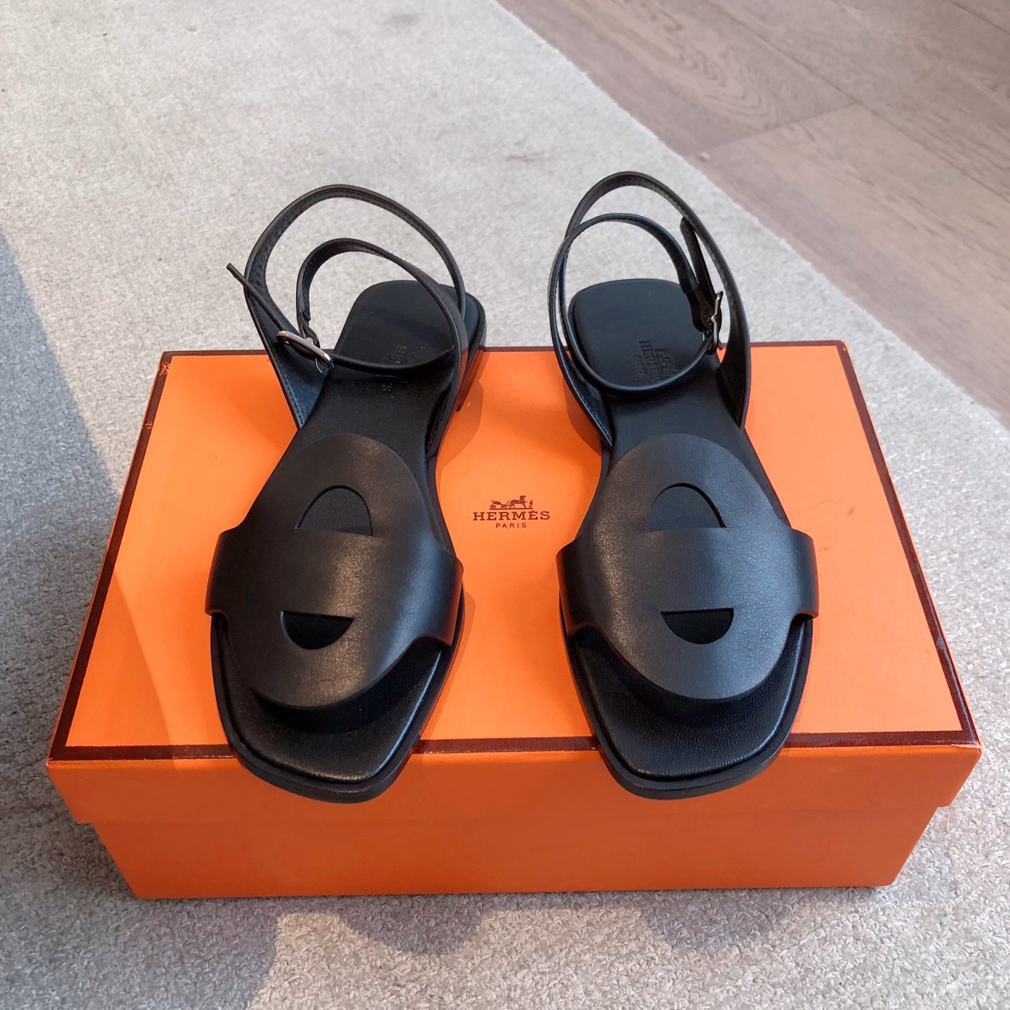 Hermès flat sandals aEclair2025 new colors + hot-selling series!Super good shape, with a certain thickness to make your legs look longer! Transparent and breathableComfortable calfskinA single product with both good looks and comfort in spring and summer color matching