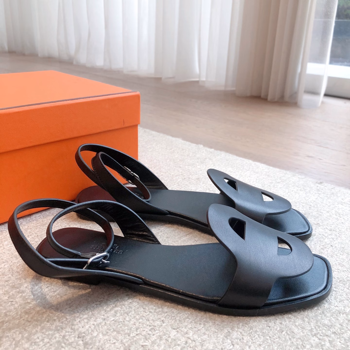 Hermès flat sandals aEclair2025 new colors + hot-selling series!Super good shape, with a certain thickness to make your legs look longer! Transparent and breathableComfortable calfskinA single product with both good looks and comfort in spring and summer color matching