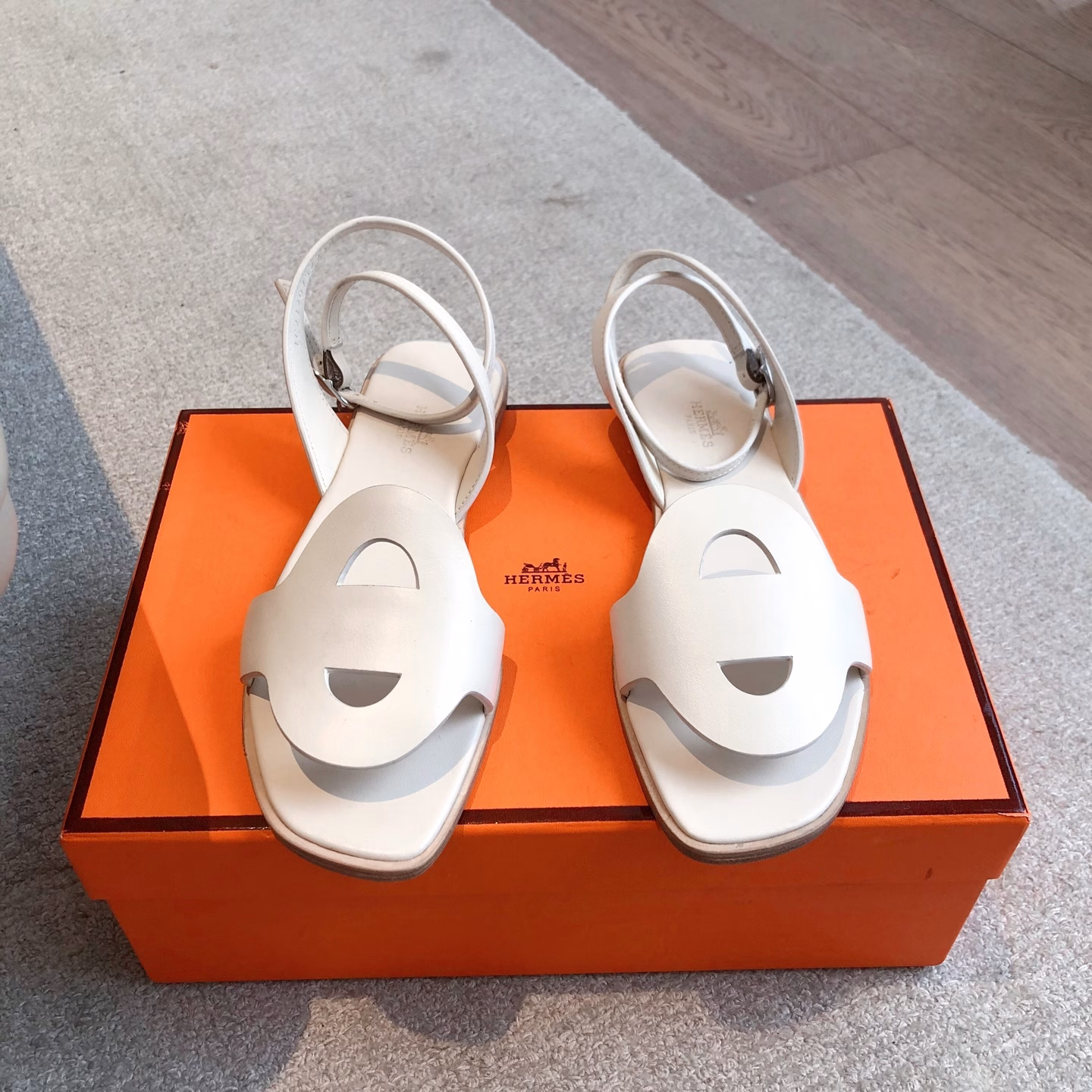 Hermès flat sandals aEclair2025 new colors + hot-selling series!Super good shape, with a certain thickness to make your legs look longer! Transparent and breathableComfortable calfskinA single product with both good looks and comfort in spring and summer color matching