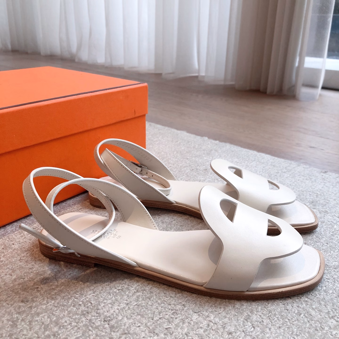 Hermès flat sandals aEclair2025 new colors + hot-selling series!Super good shape, with a certain thickness to make your legs look longer! Transparent and breathableComfortable calfskinA single product with both good looks and comfort in spring and summer color matching