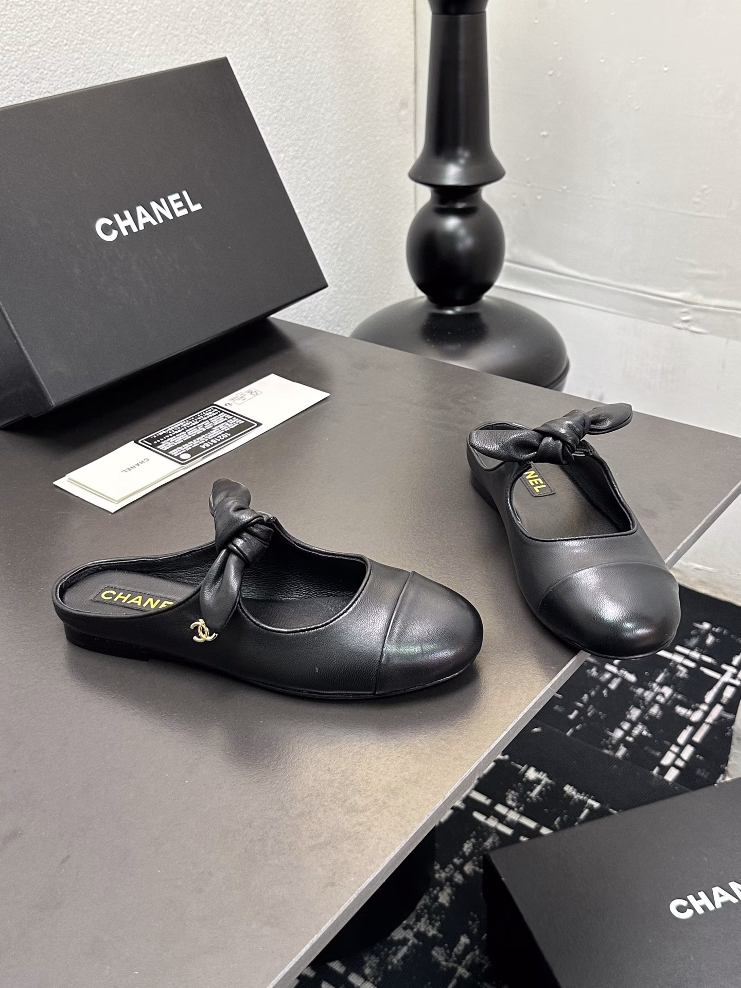 Chanel 25C Early Spring Mary Jane Shoes SeriesThis season's shoes are all great!The pure black Mary Jane is very comfortable to wear and the upper leather is also very soft, so you don't have to worry about rubbing your feet. The bunny ears are also very cute, and the black and white color matching and black fabric are both very beautiful.The upper is cowhide, the lining is sheepskin, and the outsole is genuine leather