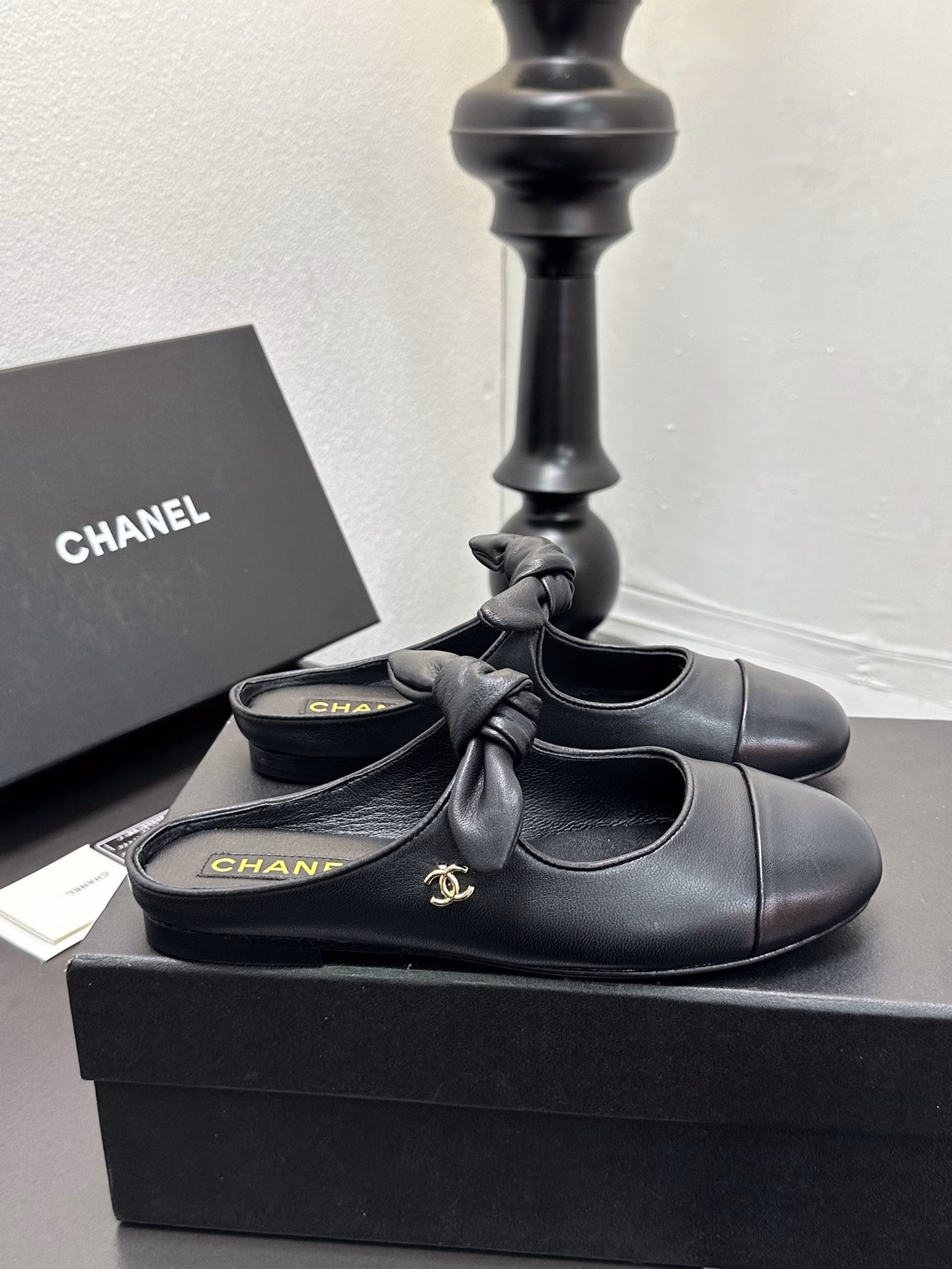 Chanel 25C Early Spring Mary Jane Shoes SeriesThis season's shoes are all great!The pure black Mary Jane is very comfortable to wear and the upper leather is also very soft, so you don't have to worry about rubbing your feet. The bunny ears are also very cute, and the black and white color matching and black fabric are both very beautiful.The upper is cowhide, the lining is sheepskin, and the outsole is genuine leather