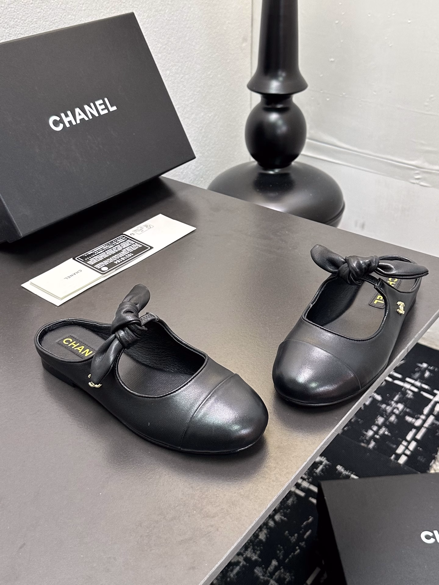 Chanel 25C Early Spring Mary Jane Shoes SeriesThis season's shoes are all great!The pure black Mary Jane is very comfortable to wear and the upper leather is also very soft, so you don't have to worry about rubbing your feet. The bunny ears are also very cute, and the black and white color matching and black fabric are both very beautiful.The upper is cowhide, the lining is sheepskin, and the outsole is genuine leather