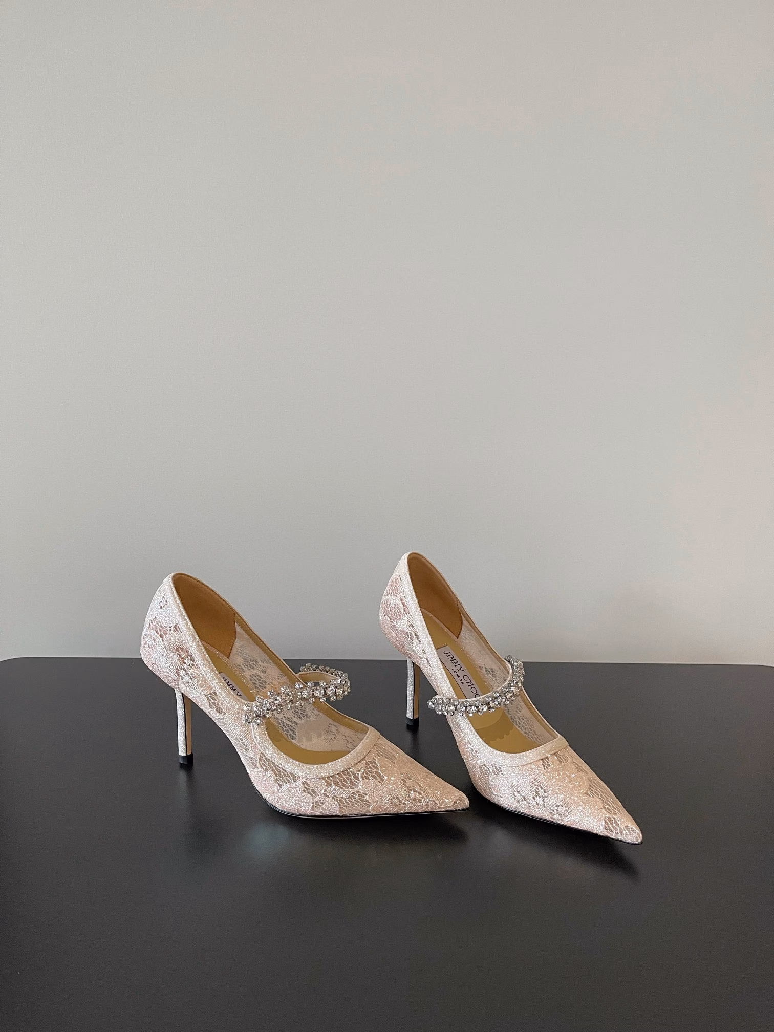 Jimmy Choo's highest quality, latest lace crystal shoesSynchronized counters, featuring exquisite, comfortable, casual and sweetEasily satisfy any style. Blingbling, a noble and elegant atmosphere, shining without being vulgar! The shoe shape is very flattering to the foot shape, and the smooth lines show a sense of luxury, and it is exquisite and age-reducing when worn!