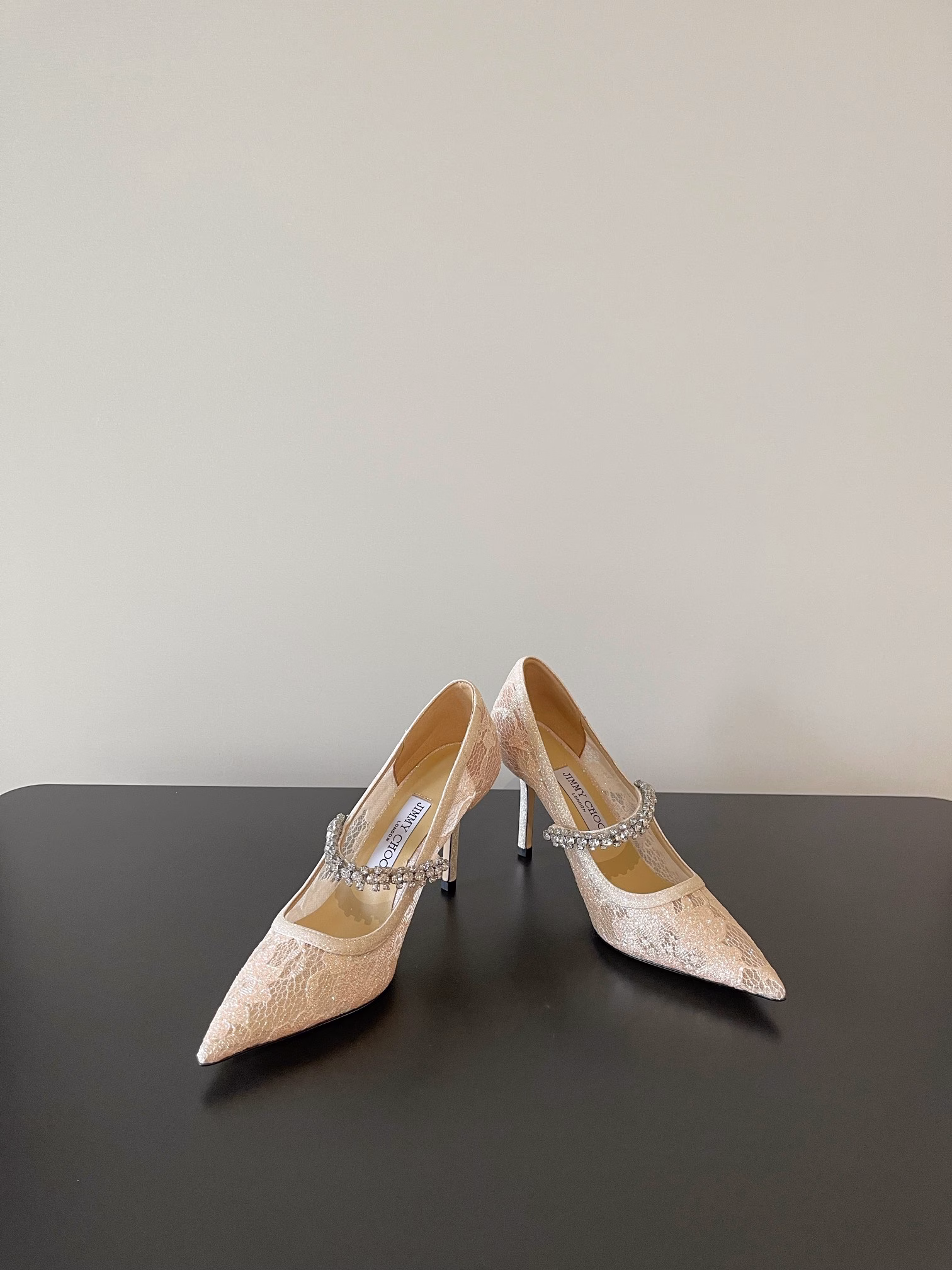 Jimmy Choo's highest quality, latest lace crystal shoesSynchronized counters, featuring exquisite, comfortable, casual and sweetEasily satisfy any style. Blingbling, a noble and elegant atmosphere, shining without being vulgar! The shoe shape is very flattering to the foot shape, and the smooth lines show a sense of luxury, and it is exquisite and age-reducing when worn!