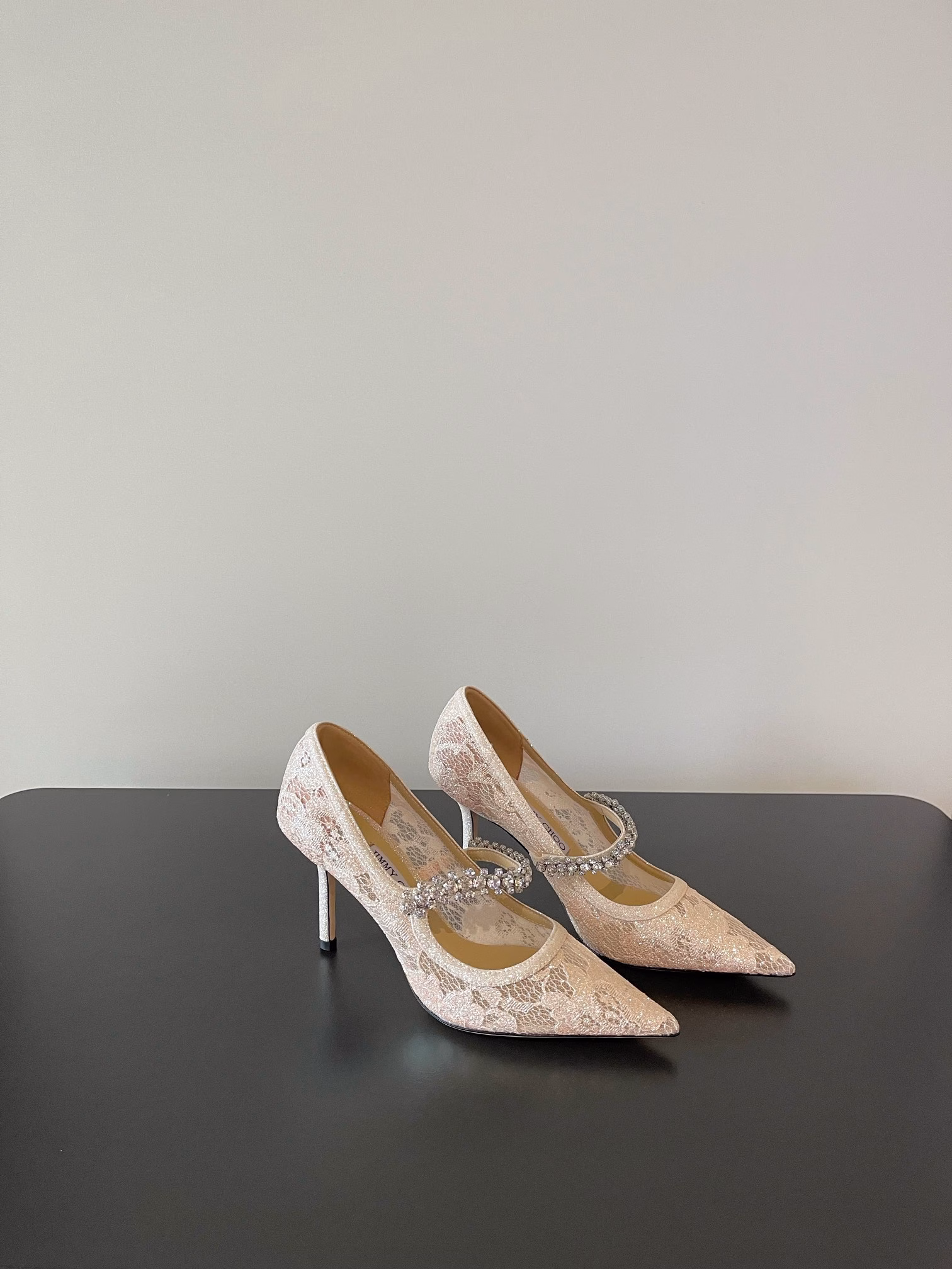 Jimmy Choo's highest quality, latest lace crystal shoesSynchronized counters, featuring exquisite, comfortable, casual and sweetEasily satisfy any style. Blingbling, a noble and elegant atmosphere, shining without being vulgar! The shoe shape is very flattering to the foot shape, and the smooth lines show a sense of luxury, and it is exquisite and age-reducing when worn!