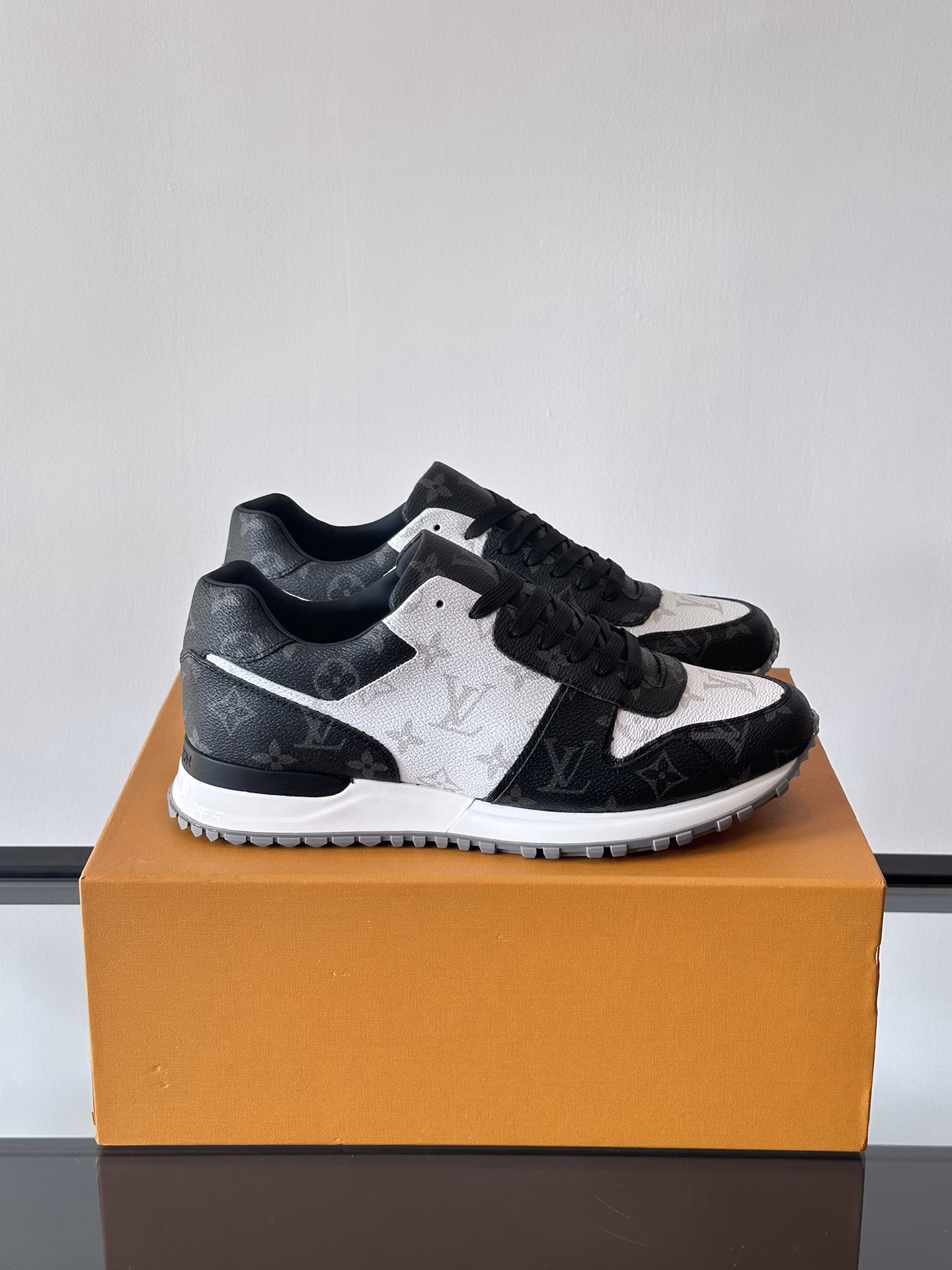 RUN AWAY sneakers, this model of Run Away sneakers is made of top-layer cowhide and breathable original material, the wedge-shaped rubber outsole continues the running shoe design, decorated with Monogram flowers, Lv letters on the tongue, and Louis Vuitton Paris logo on the back. With brand logo cotton pads, mesh lining and cowhide stitching on the heel, it is comfortable and breathable!