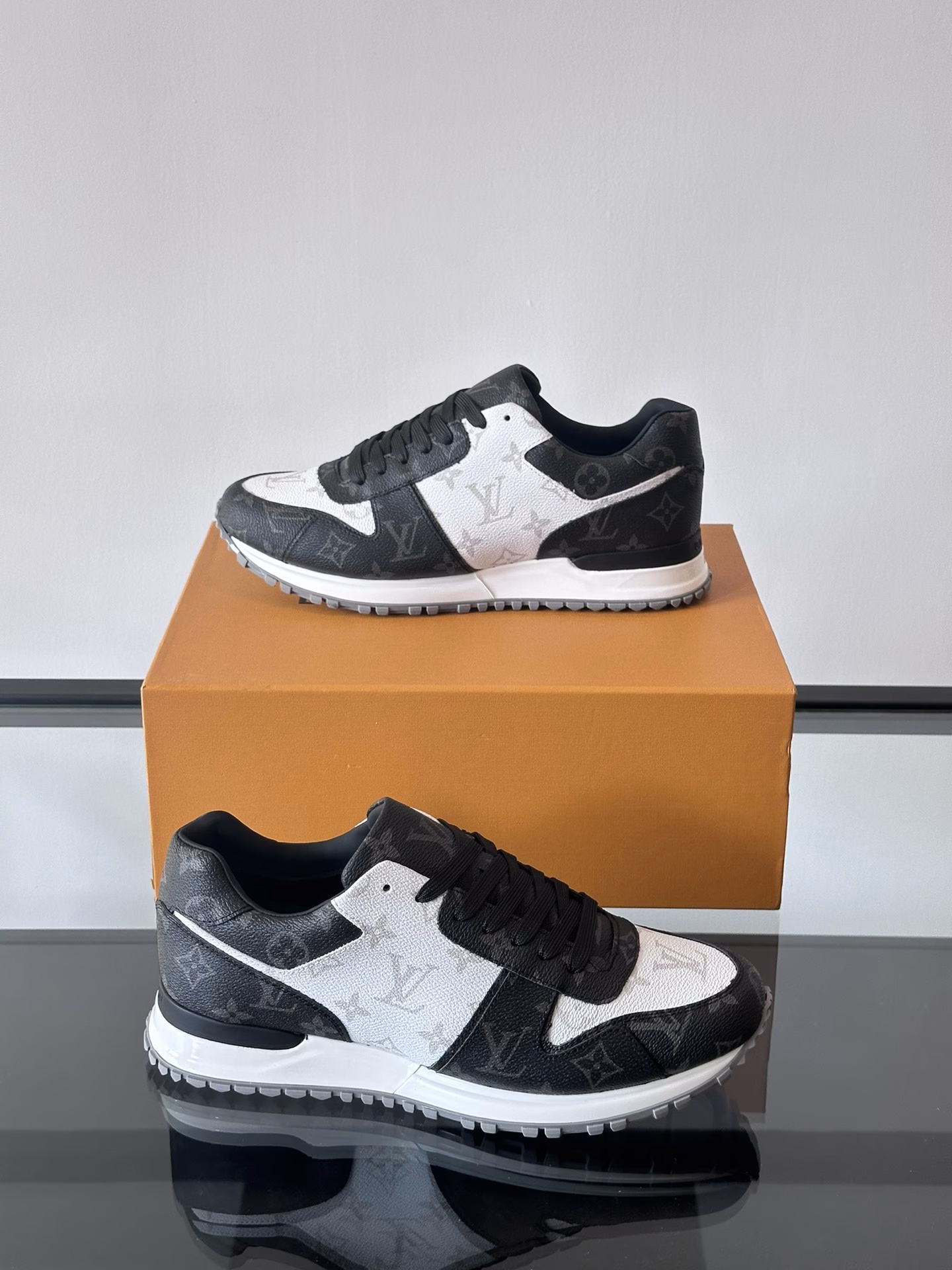 RUN AWAY sneakers, this model of Run Away sneakers is made of top-layer cowhide and breathable original material, the wedge-shaped rubber outsole continues the running shoe design, decorated with Monogram flowers, Lv letters on the tongue, and Louis Vuitton Paris logo on the back. With brand logo cotton pads, mesh lining and cowhide stitching on the heel, it is comfortable and breathable!