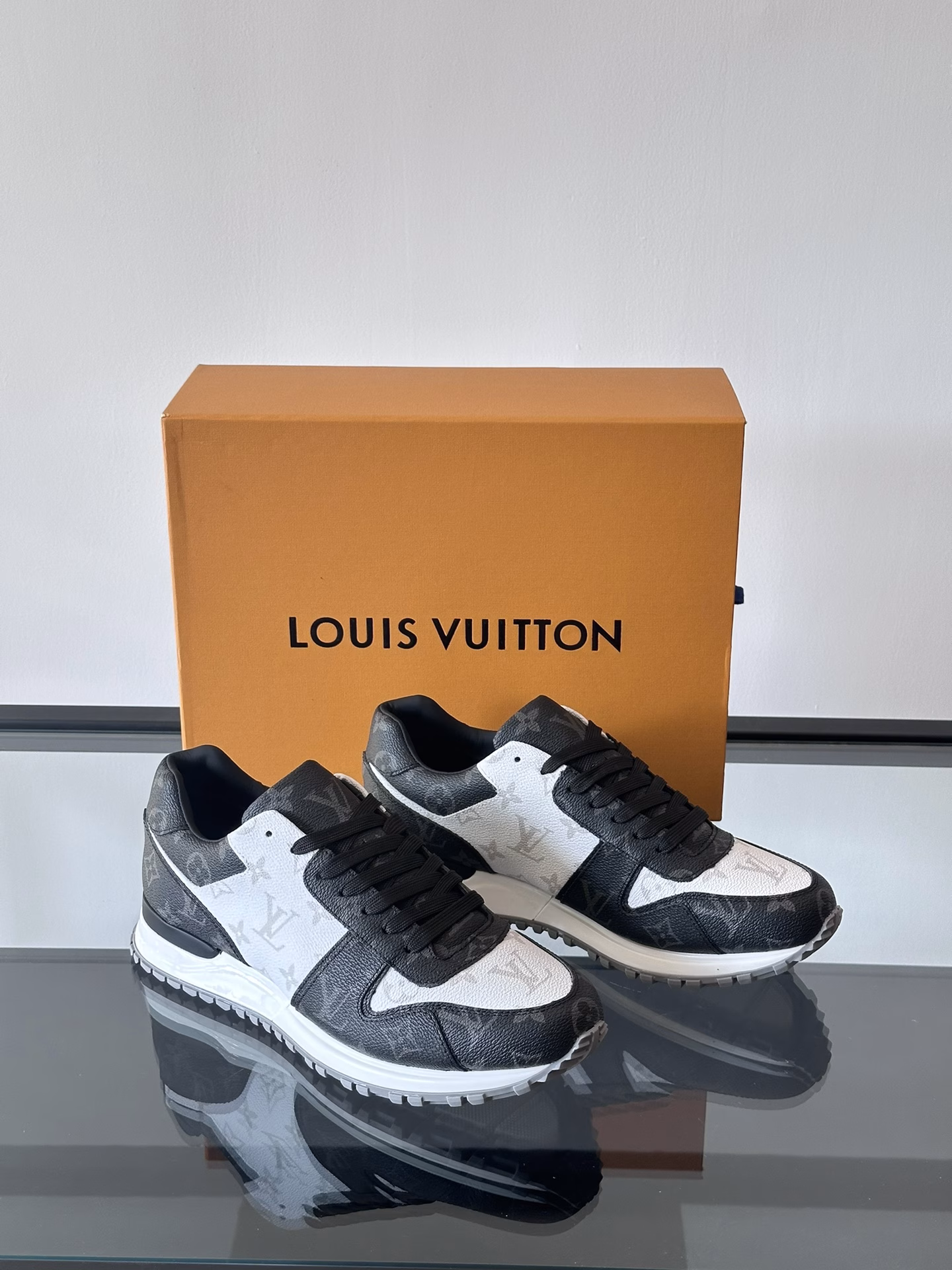 RUN AWAY sneakers, this model of Run Away sneakers is made of top-layer cowhide and breathable original material, the wedge-shaped rubber outsole continues the running shoe design, decorated with Monogram flowers, Lv letters on the tongue, and Louis Vuitton Paris logo on the back. With brand logo cotton pads, mesh lining and cowhide stitching on the heel, it is comfortable and breathable!
