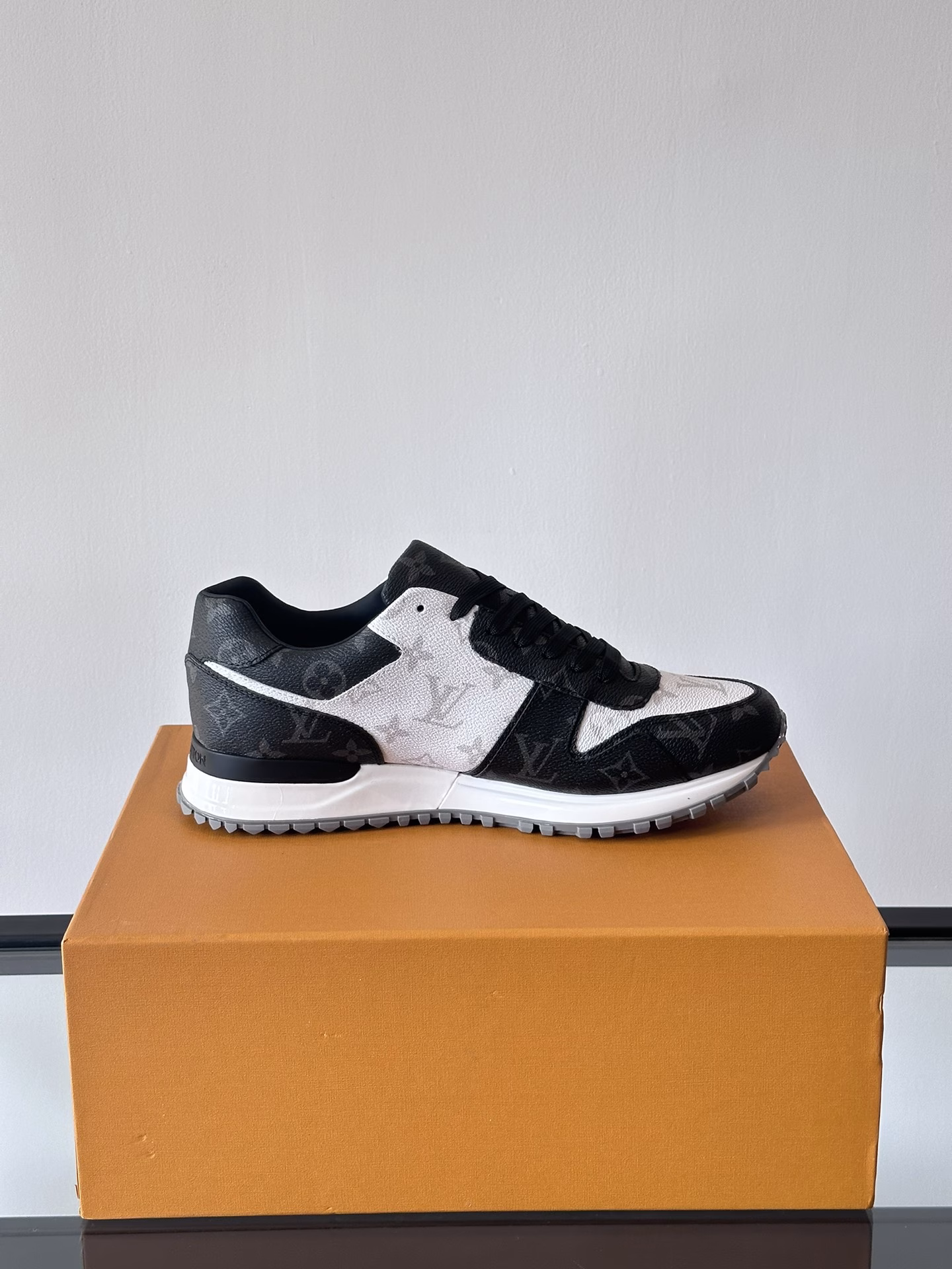 RUN AWAY sneakers, this model of Run Away sneakers is made of top-layer cowhide and breathable original material, the wedge-shaped rubber outsole continues the running shoe design, decorated with Monogram flowers, Lv letters on the tongue, and Louis Vuitton Paris logo on the back. With brand logo cotton pads, mesh lining and cowhide stitching on the heel, it is comfortable and breathable!