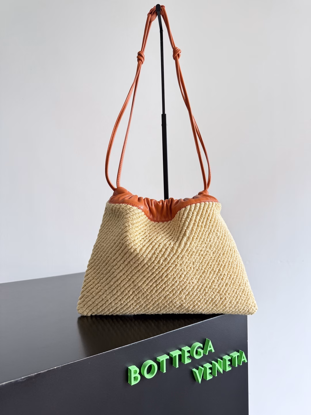 BV has new summer products! The popular dustbag has also been added to the new straw series, which is a large size. The raffia and burnt orange garbage bag are more casual and lazy. Who needs an open bag for summer? I really recommend this one. The large opening design makes it very convenient to take items when you carry it out. The shape of the drawstring storage bag has a vintage feel, retro and charming. The overall look is cute. The hand-held carrying method is very playful. The shoulder strap is adjustable. You can adjust it to your favorite length according to your preference, under the armpit, crossbody, and hand-held. Four ways of carrying can be achieved with one bag