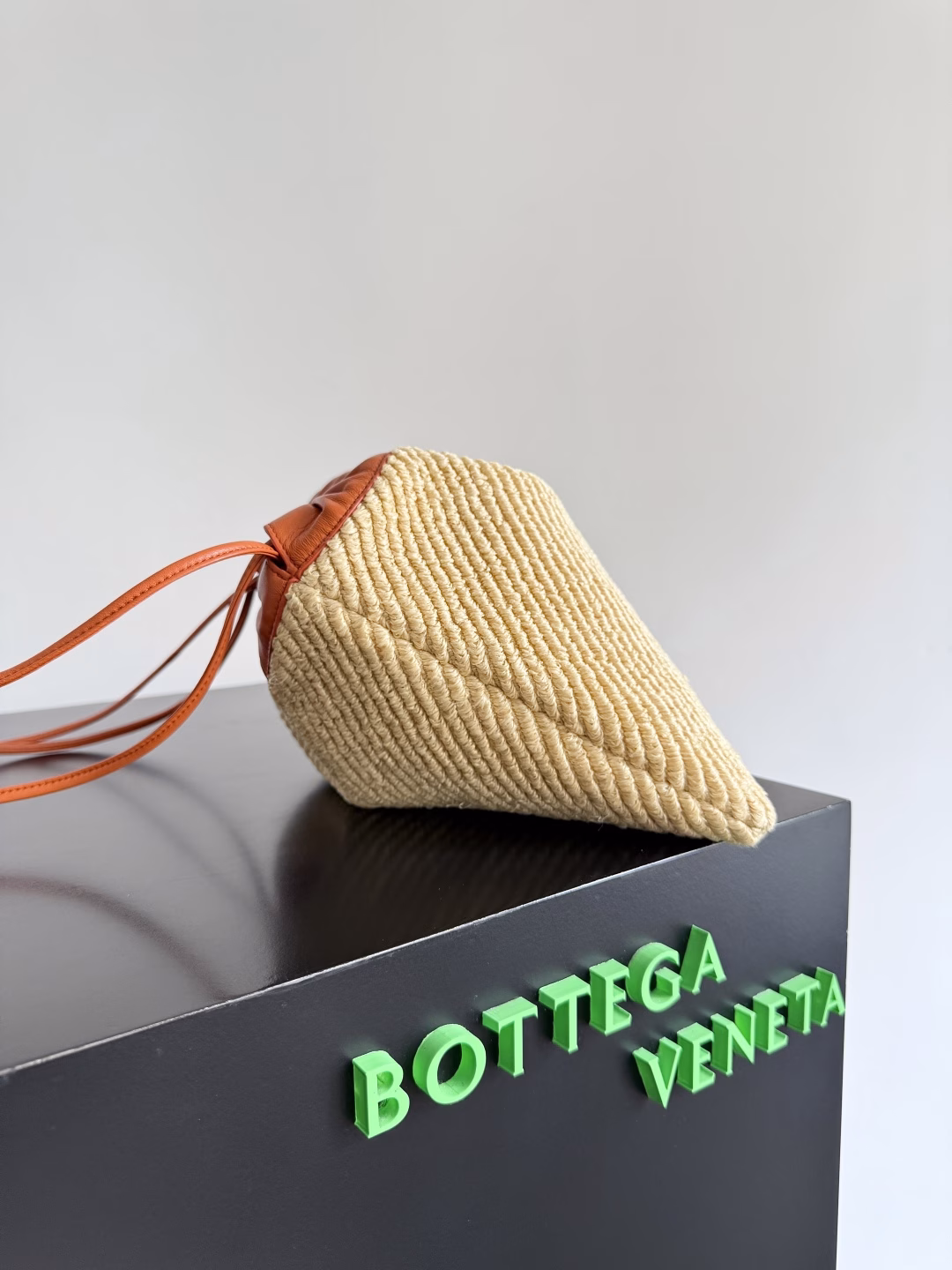 BV has new summer products! The popular dustbag has also been added to the new straw series, which is a large size. The raffia and burnt orange garbage bag are more casual and lazy. Who needs an open bag for summer? I really recommend this one. The large opening design makes it very convenient to take items when you carry it out. The shape of the drawstring storage bag has a vintage feel, retro and charming. The overall look is cute. The hand-held carrying method is very playful. The shoulder strap is adjustable. You can adjust it to your favorite length according to your preference, under the armpit, crossbody, and hand-held. Four ways of carrying can be achieved with one bag
