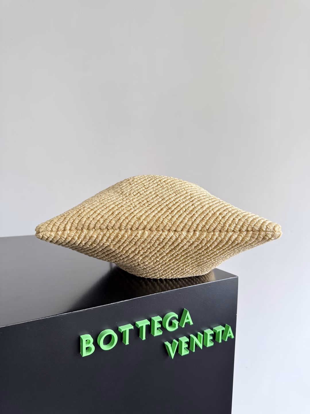 BV has new summer products! The popular dustbag has also been added to the new straw series, which is a large size. The raffia and burnt orange garbage bag are more casual and lazy. Who needs an open bag for summer? I really recommend this one. The large opening design makes it very convenient to take items when you carry it out. The shape of the drawstring storage bag has a vintage feel, retro and charming. The overall look is cute. The hand-held carrying method is very playful. The shoulder strap is adjustable. You can adjust it to your favorite length according to your preference, under the armpit, crossbody, and hand-held. Four ways of carrying can be achieved with one bag