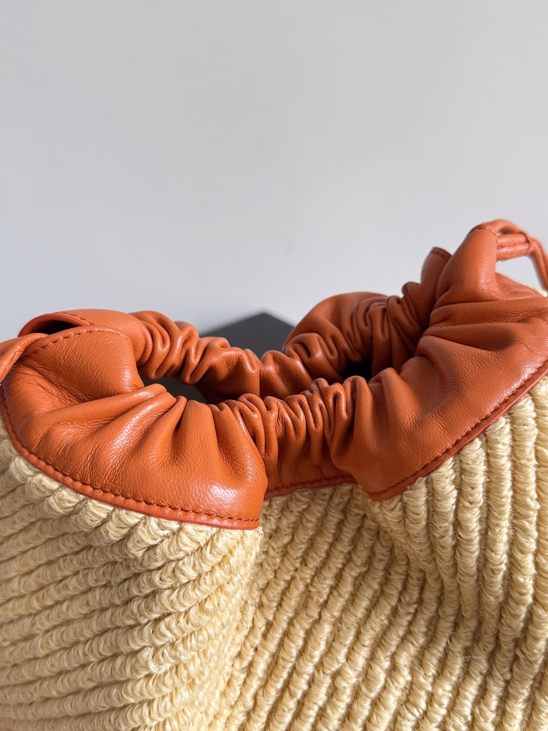 BV has new summer products! The popular dustbag has also been added to the new straw series, which is a large size. The raffia and burnt orange garbage bag are more casual and lazy. Who needs an open bag for summer? I really recommend this one. The large opening design makes it very convenient to take items when you carry it out. The shape of the drawstring storage bag has a vintage feel, retro and charming. The overall look is cute. The hand-held carrying method is very playful. The shoulder strap is adjustable. You can adjust it to your favorite length according to your preference, under the armpit, crossbody, and hand-held. Four ways of carrying can be achieved with one bag