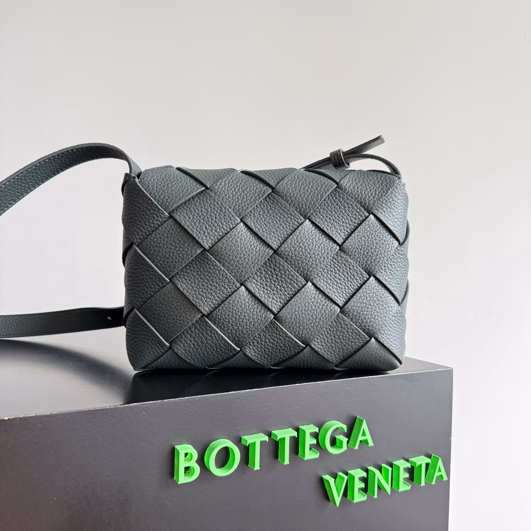 BOTTEGA VENETA's new Diago messenger bag has a diagonal dynamic silhouette, showing its unique craftsmanship. As a member of B's early autumn series, it uses the highest quality calfskin, making the entire bag softer, thicker and more durable. It is equipped with an adjustable shoulder strap and a 3cm wide leather strip. Its texture is very similar to the lychee grain, but slightly stiffer than the lychee grain. It is low-key, luxurious and full of connotation. It is refreshing and comfortable to wear on the upper body. Hu Yitian was also successfully captured by it