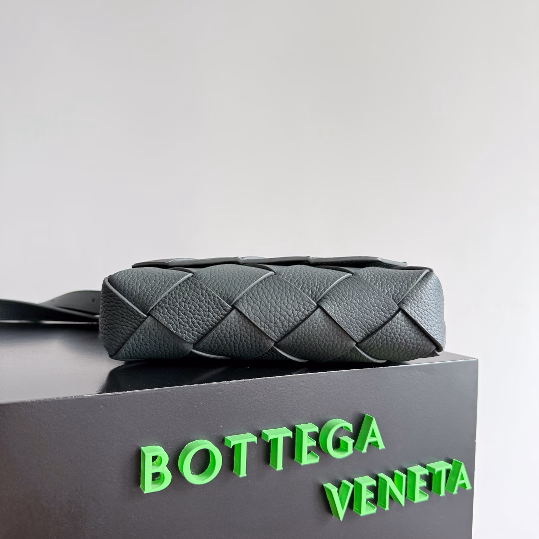 BOTTEGA VENETA's new Diago messenger bag has a diagonal dynamic silhouette, showing its unique craftsmanship. As a member of B's early autumn series, it uses the highest quality calfskin, making the entire bag softer, thicker and more durable. It is equipped with an adjustable shoulder strap and a 3cm wide leather strip. Its texture is very similar to the lychee grain, but slightly stiffer than the lychee grain. It is low-key, luxurious and full of connotation. It is refreshing and comfortable to wear on the upper body. Hu Yitian was also successfully captured by it