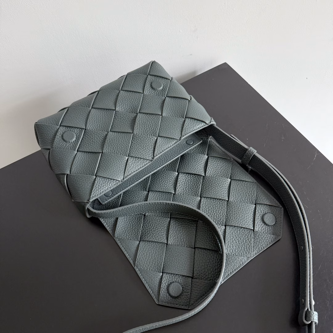 BOTTEGA VENETA's new Diago messenger bag has a diagonal dynamic silhouette, showing its unique craftsmanship. As a member of B's early autumn series, it uses the highest quality calfskin, making the entire bag softer, thicker and more durable. It is equipped with an adjustable shoulder strap and a 3cm wide leather strip. Its texture is very similar to the lychee grain, but slightly stiffer than the lychee grain. It is low-key, luxurious and full of connotation. It is refreshing and comfortable to wear on the upper body. Hu Yitian was also successfully captured by it