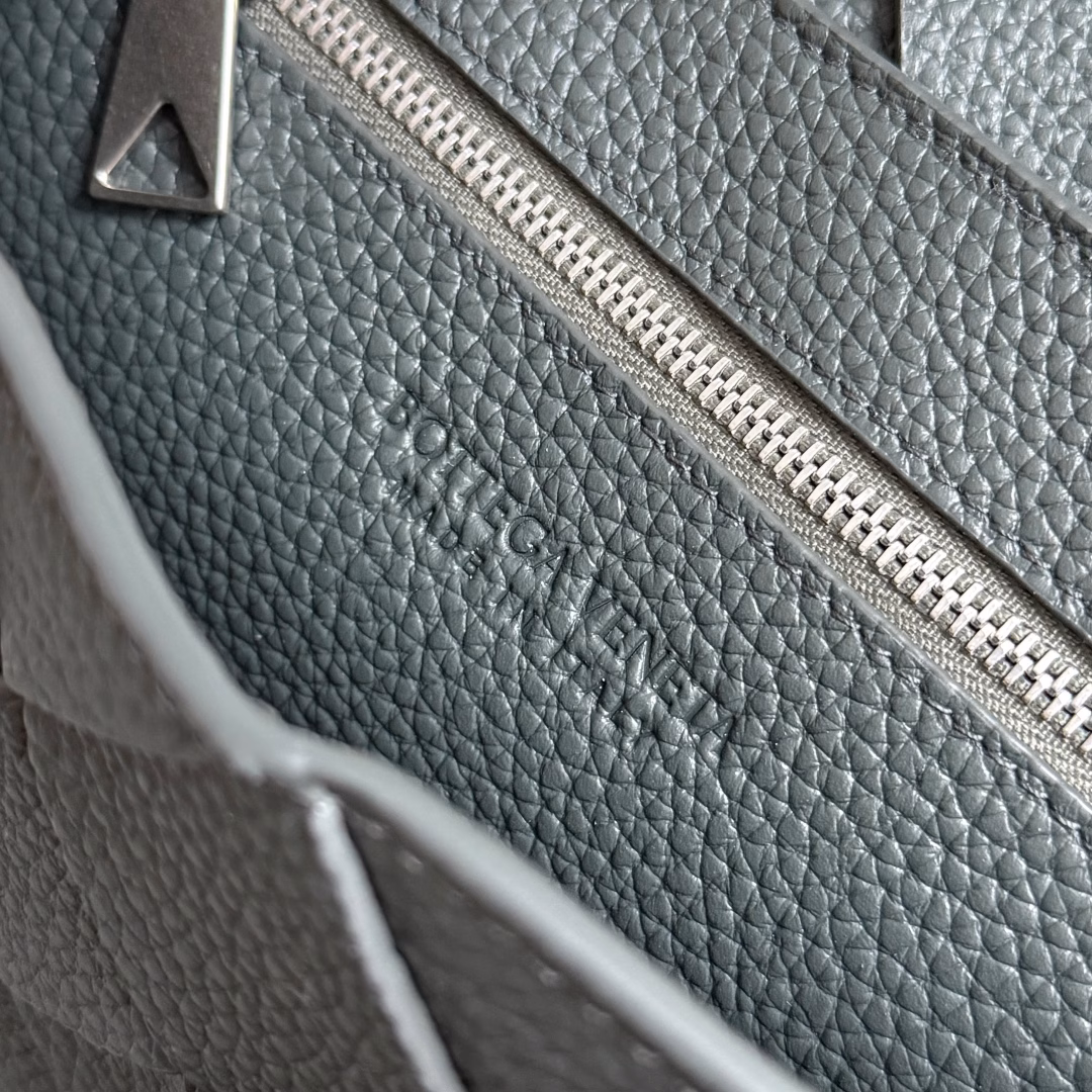 BOTTEGA VENETA's new Diago messenger bag has a diagonal dynamic silhouette, showing its unique craftsmanship. As a member of B's early autumn series, it uses the highest quality calfskin, making the entire bag softer, thicker and more durable. It is equipped with an adjustable shoulder strap and a 3cm wide leather strip. Its texture is very similar to the lychee grain, but slightly stiffer than the lychee grain. It is low-key, luxurious and full of connotation. It is refreshing and comfortable to wear on the upper body. Hu Yitian was also successfully captured by it