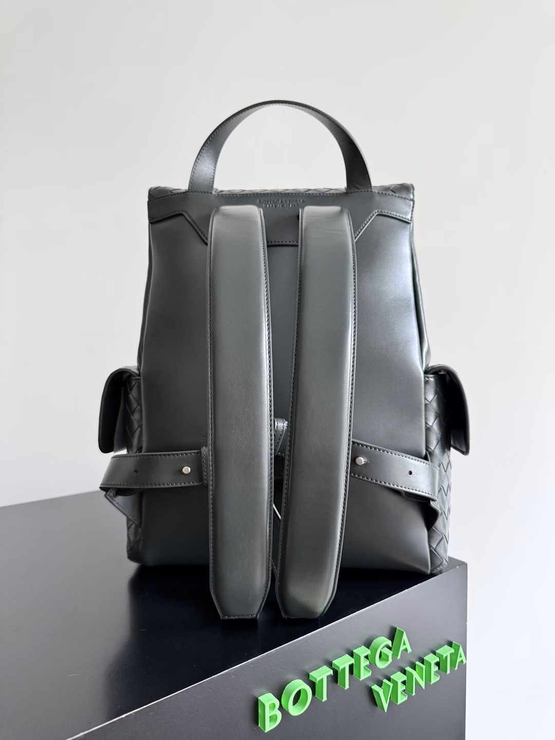 Bottega Veneta's new Back To School backpackUsing the iconic Intrecciato woven leather craft, the craftsmen hand-weave soft calfskin, with tight and regular weaving and three-dimensional texture. The leather has a super high-grade luster, and the weaving design of two different leathers creates a unique sense of layering. The flap opening and closing design is equipped with two external flap pockets. Whether it is for work, travel or daily life, it is super versatile, and the capacity is also very practical. The Back-To-School backpack is lighter than the previous backpacks, with large space but not bulky. There is a laptop and document compartment in the inner layer. The style is personalized, good-looking and easy to match. Carrying this out will double the rate of turning heads!