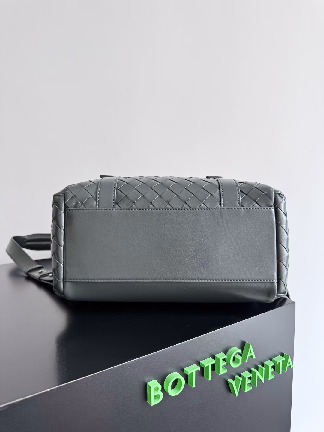 Bottega Veneta's new Back To School backpackUsing the iconic Intrecciato woven leather craft, the craftsmen hand-weave soft calfskin, with tight and regular weaving and three-dimensional texture. The leather has a super high-grade luster, and the weaving design of two different leathers creates a unique sense of layering. The flap opening and closing design is equipped with two external flap pockets. Whether it is for work, travel or daily life, it is super versatile, and the capacity is also very practical. The Back-To-School backpack is lighter than the previous backpacks, with large space but not bulky. There is a laptop and document compartment in the inner layer. The style is personalized, good-looking and easy to match. Carrying this out will double the rate of turning heads!