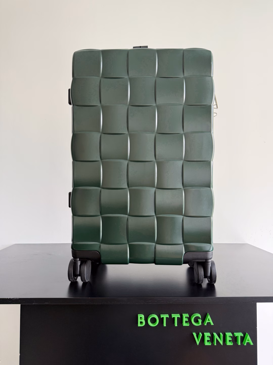 BOTTEGA VENETA 2025 new Odyssey suitcase. This time the suitcase design is really amazing! ! ! ! It adopts BV's iconic weaving craftsmanship design, the leather handle is made of calfskin ~ four silent universal wheels ~ and comes with a detachable leather luggage tag. High appearance and practicality 🖤 Dear friends, do you always worry about not having the right equipment for frequent business trips? BV's new woven plaid carry-on suitcase is tailor-made for us business travelers 😎. This woven plaid design is so unique that you can distinguish it from others at a glance at the airport, and you don’t have to worry about taking the wrong one. And the size is just right, so you can easily take it on the plane and avoid the trouble of waiting for check-in.