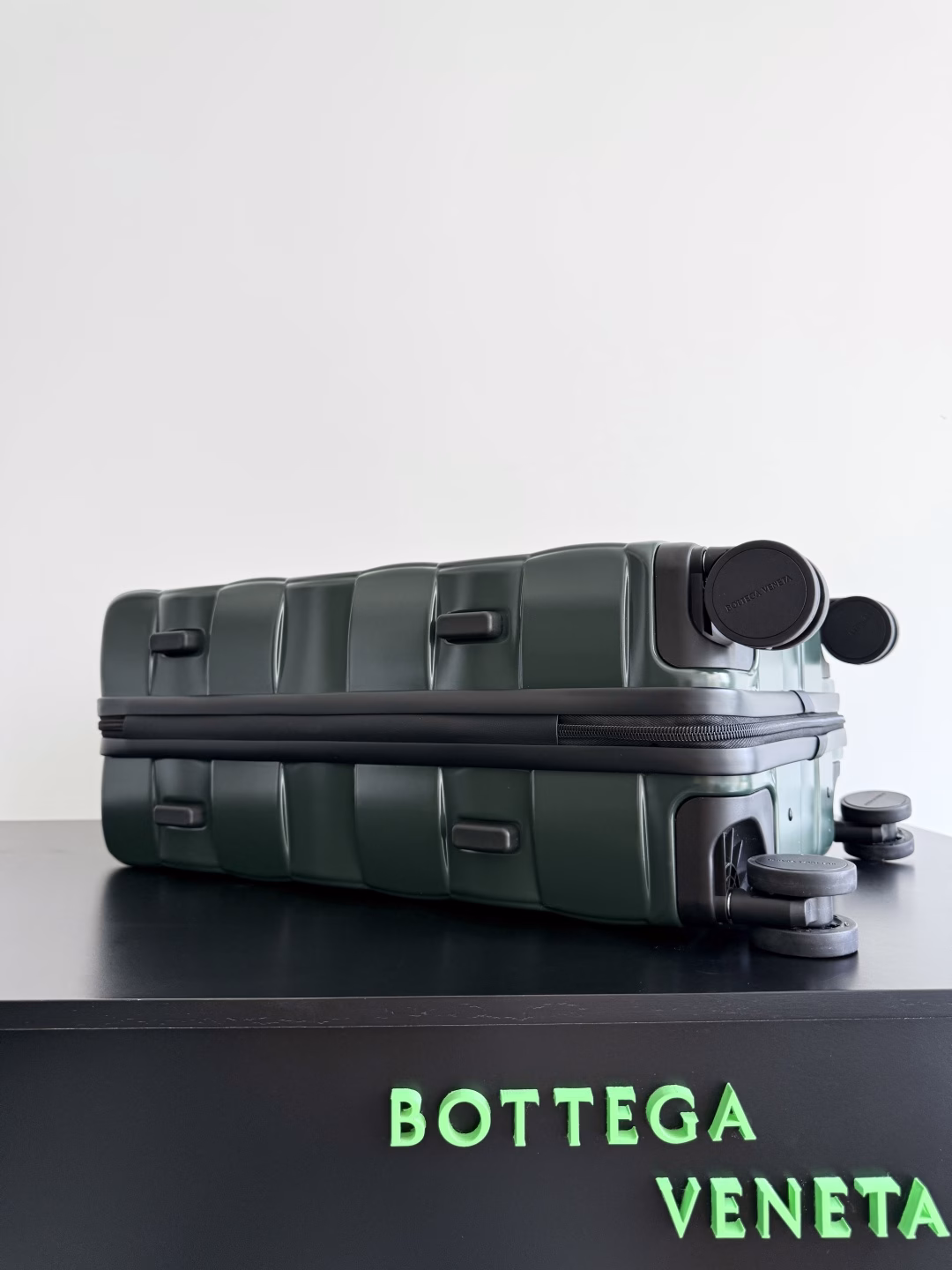 BOTTEGA VENETA 2025 new Odyssey suitcase. This time the suitcase design is really amazing! ! ! ! It adopts BV's iconic weaving craftsmanship design, the leather handle is made of calfskin ~ four silent universal wheels ~ and comes with a detachable leather luggage tag. High appearance and practicality 🖤 Dear friends, do you always worry about not having the right equipment for frequent business trips? BV's new woven plaid carry-on suitcase is tailor-made for us business travelers 😎. This woven plaid design is so unique that you can distinguish it from others at a glance at the airport, and you don’t have to worry about taking the wrong one. And the size is just right, so you can easily take it on the plane and avoid the trouble of waiting for check-in.