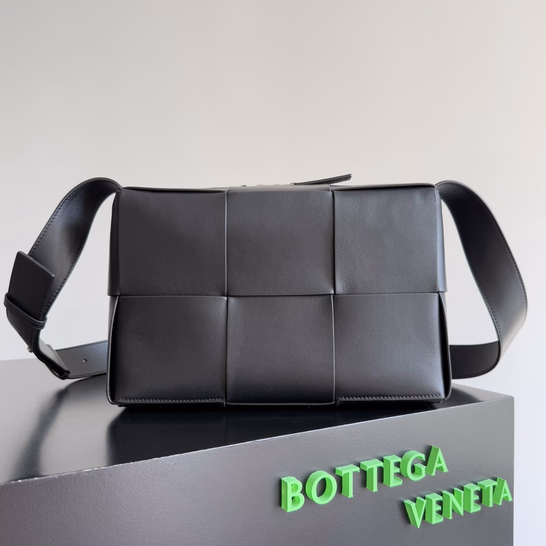 BOTTEGA VENETA2025 new small ARCO camera bag The bag has a unique woven design, which looks like scattered small squares, and has a strong sense of design! Very eye-catching 👀 Although the bag is not big, it can actually hold a lot of things 🙌The cute charm is irresistible! You can go out with just one back, so worry-free! Very cost-effective 💯 Suitable for all men who are used to carrying backpacks, it looks really handsome on the upper body, and it is very low-key! I think it is very suitable for daily work, not rigid and very fashionable! Very stylish!