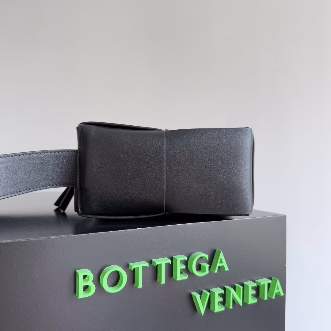 BOTTEGA VENETA2025 new small ARCO camera bag The bag has a unique woven design, which looks like scattered small squares, and has a strong sense of design! Very eye-catching 👀 Although the bag is not big, it can actually hold a lot of things 🙌The cute charm is irresistible! You can go out with just one back, so worry-free! Very cost-effective 💯 Suitable for all men who are used to carrying backpacks, it looks really handsome on the upper body, and it is very low-key! I think it is very suitable for daily work, not rigid and very fashionable! Very stylish!