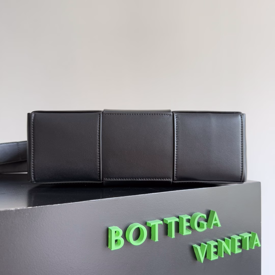 BOTTEGA VENETA2025 new small ARCO camera bag The bag has a unique woven design, which looks like scattered small squares, and has a strong sense of design! Very eye-catching 👀 Although the bag is not big, it can actually hold a lot of things 🙌The cute charm is irresistible! You can go out with just one back, so worry-free! Very cost-effective 💯 Suitable for all men who are used to carrying backpacks, it looks really handsome on the upper body, and it is very low-key! I think it is very suitable for daily work, not rigid and very fashionable! Very stylish!
