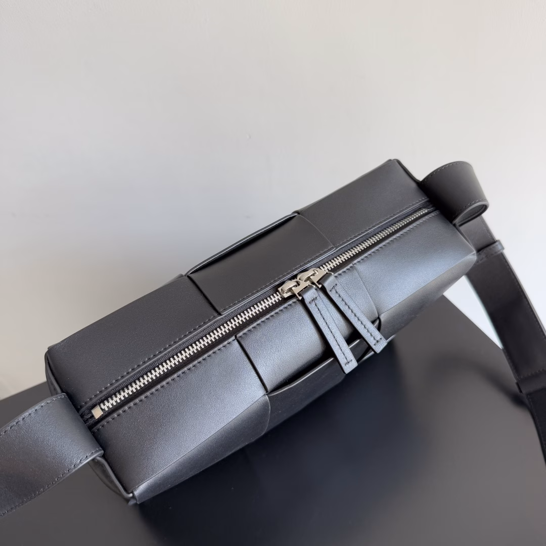 BOTTEGA VENETA2025 new small ARCO camera bag The bag has a unique woven design, which looks like scattered small squares, and has a strong sense of design! Very eye-catching 👀 Although the bag is not big, it can actually hold a lot of things 🙌The cute charm is irresistible! You can go out with just one back, so worry-free! Very cost-effective 💯 Suitable for all men who are used to carrying backpacks, it looks really handsome on the upper body, and it is very low-key! I think it is very suitable for daily work, not rigid and very fashionable! Very stylish!