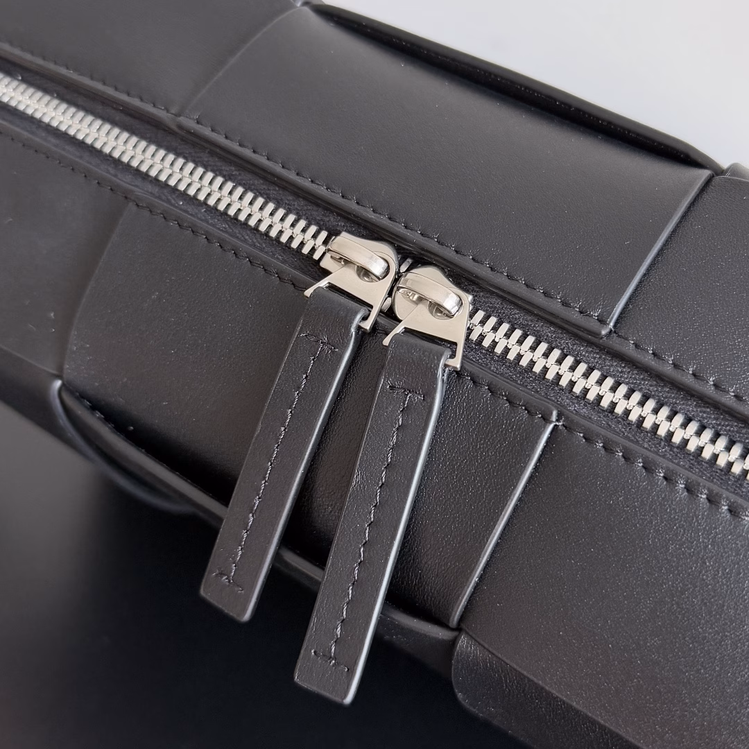 BOTTEGA VENETA2025 new small ARCO camera bag The bag has a unique woven design, which looks like scattered small squares, and has a strong sense of design! Very eye-catching 👀 Although the bag is not big, it can actually hold a lot of things 🙌The cute charm is irresistible! You can go out with just one back, so worry-free! Very cost-effective 💯 Suitable for all men who are used to carrying backpacks, it looks really handsome on the upper body, and it is very low-key! I think it is very suitable for daily work, not rigid and very fashionable! Very stylish!