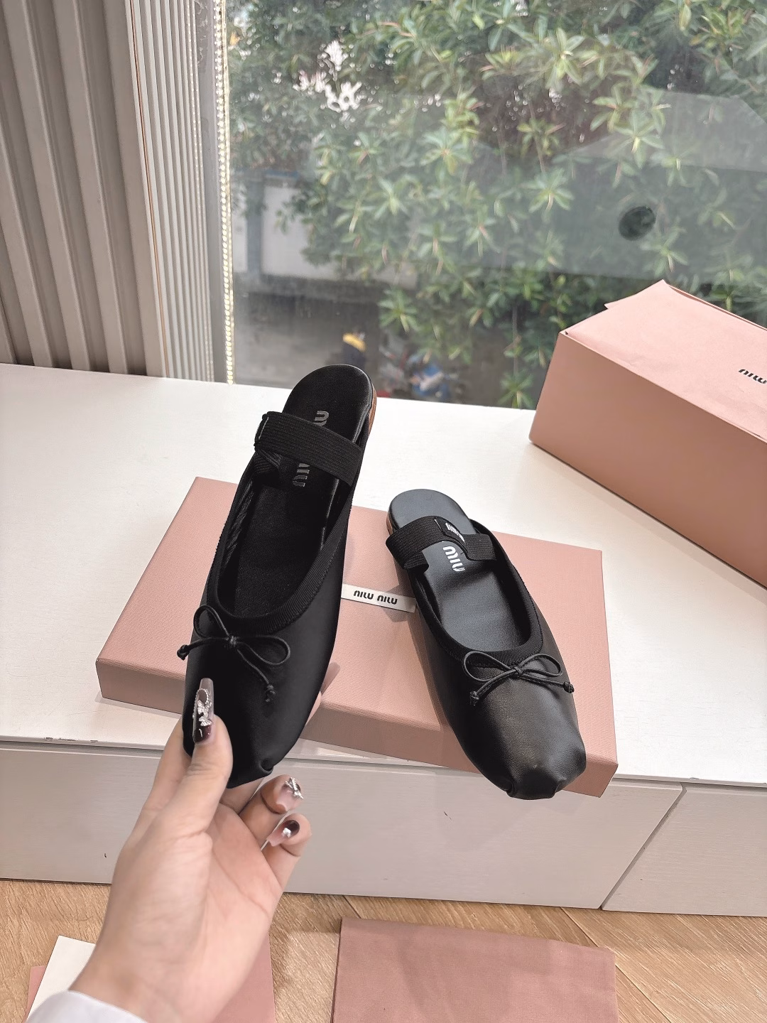 Supply the top version Miu Miu Miu women's bow-decorated satin ballet flats exclusive high version Miu Mi*2025 spring flat lambskin half-slippers Zp development The original version kills the market version Miu is really too girly! Super soft and sticky, you can rush if you like it!