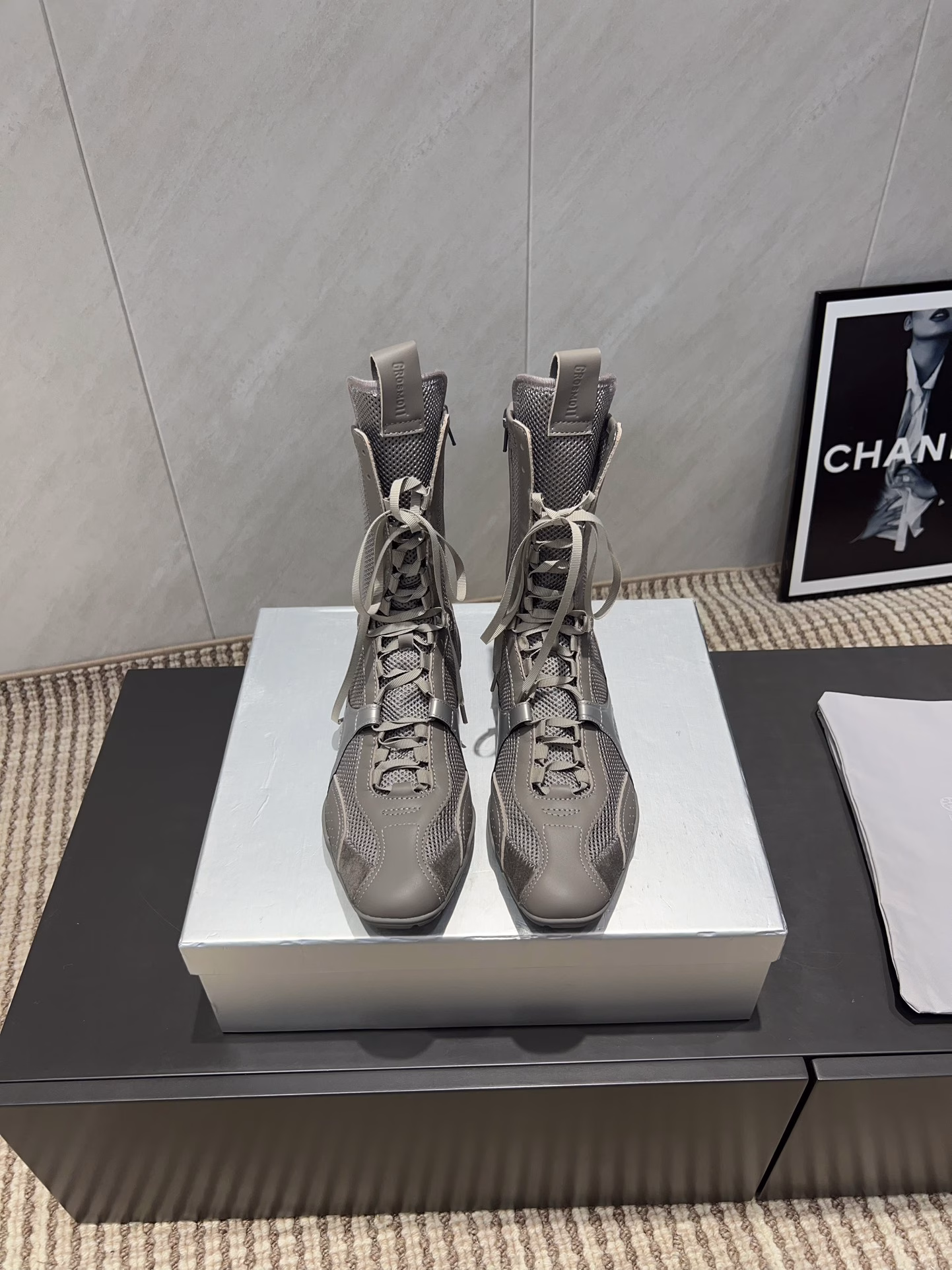 The most worthwhile boots to buy this year, no doubt about it! 🥊Boxing style elements, this autumn and winter is really cool and hot. The autumn and winter limited edition is very hard to buy in the counter. It looks very hard, but it is actually very soft and very comfortable to wear! The foot feels great! The boot shaft is wide, no matter whether the legs are thick or thin, they can be worn to look loose and very straight! ! Full of punk style