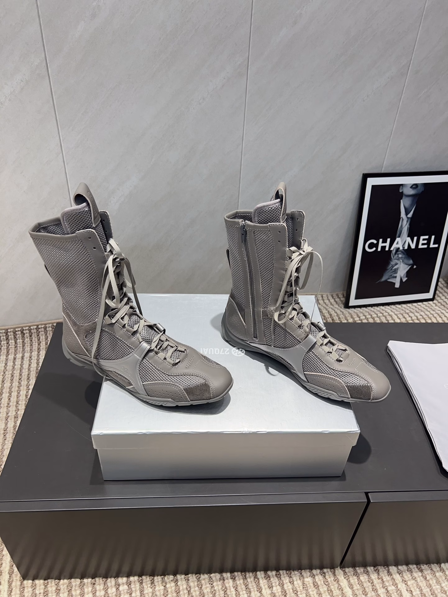 The most worthwhile boots to buy this year, no doubt about it! 🥊Boxing style elements, this autumn and winter is really cool and hot. The autumn and winter limited edition is very hard to buy in the counter. It looks very hard, but it is actually very soft and very comfortable to wear! The foot feels great! The boot shaft is wide, no matter whether the legs are thick or thin, they can be worn to look loose and very straight! ! Full of punk style