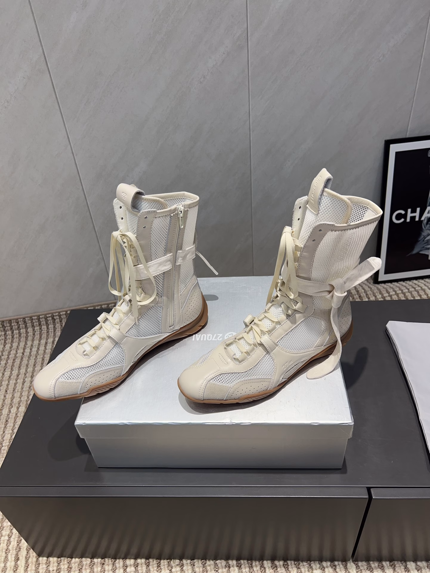 The most worthwhile boots to buy this year, no doubt about it! 🥊Boxing style elements, this autumn and winter is really cool and hot. The autumn and winter limited edition is very hard to buy in the counter. It looks very hard, but it is actually very soft and very comfortable to wear! The foot feels great! The boot shaft is wide, no matter whether the legs are thick or thin, they can be worn to look loose and very straight! ! Full of punk style