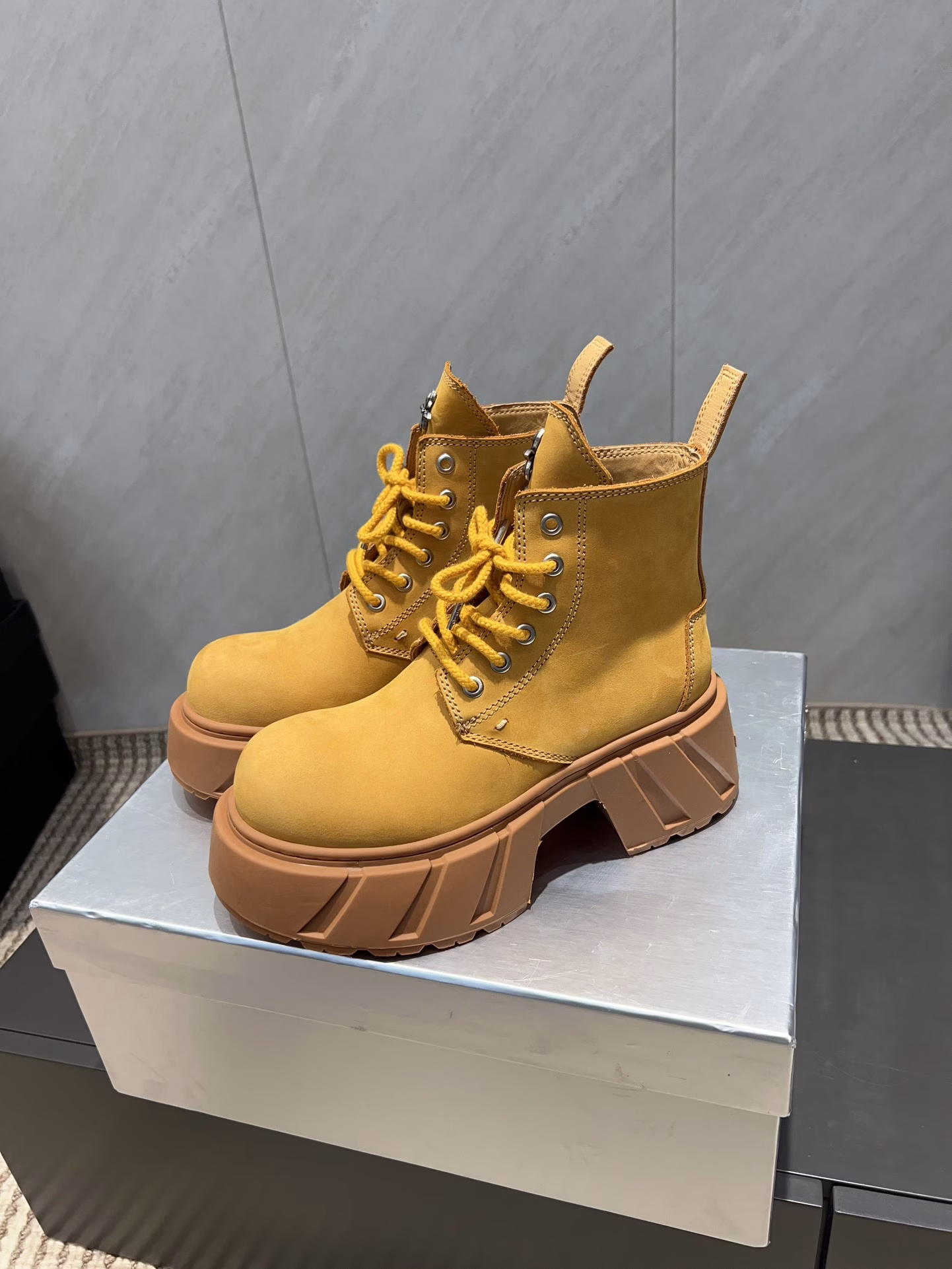 SMFK (Tide) 2025vs latest hot-selling series for autumn and winter…Round-toe thick-soled cross-short bootsThe versatile minimalist style of the national trend, the new work inherits many popular elements of the brand's success, and is bound to be a big hitSingle shoes have endless matching possibilities. They can be worn with narrow-leg jeans or miniskirts, or with printed dresses to create a layered look. The single item is made of soft pure leather and is equipped with a comfortable thick heel of moderate height. The details also ensure that it is worn securely and not easily shifted, creating a loose and lazy style…