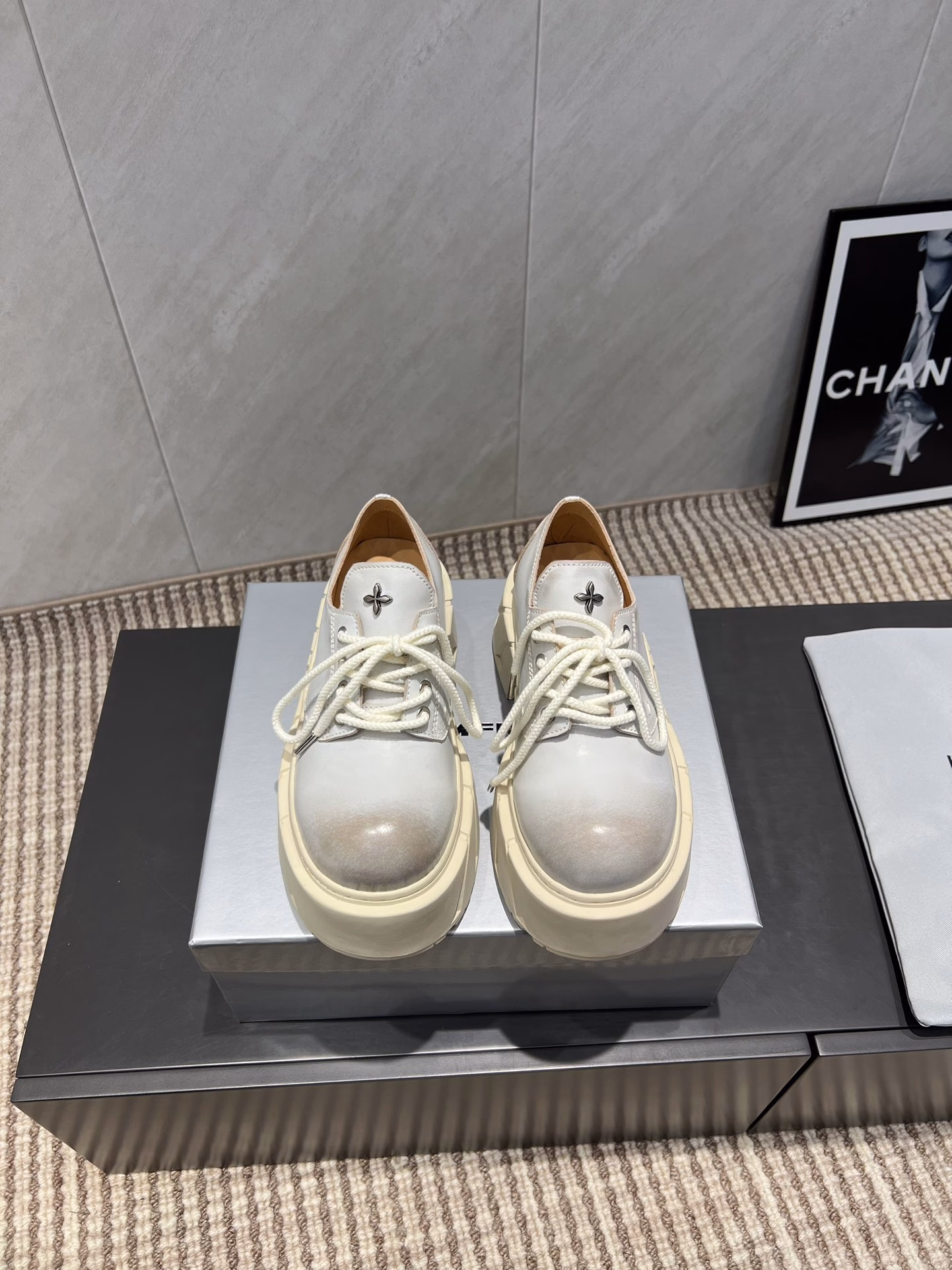 SMFK (Tide) 2025vs latest hot-selling series for autumn and winter…Round-toe thick-soled cross-pattern casual shoesThe versatile minimalist style of the national trend, the new work inherits many popular elements that make the brand win, and is bound to be a big hitSingle shoes have endless matching possibilities. They can be worn with narrow-leg jeans or miniskirts, or with printed dresses to create a layered look. The single item is made of soft pure leather and is equipped with a comfortable thick heel of moderate height. The details also ensure that it is safe to wear and not easy to move, creating a loose and lazy style
