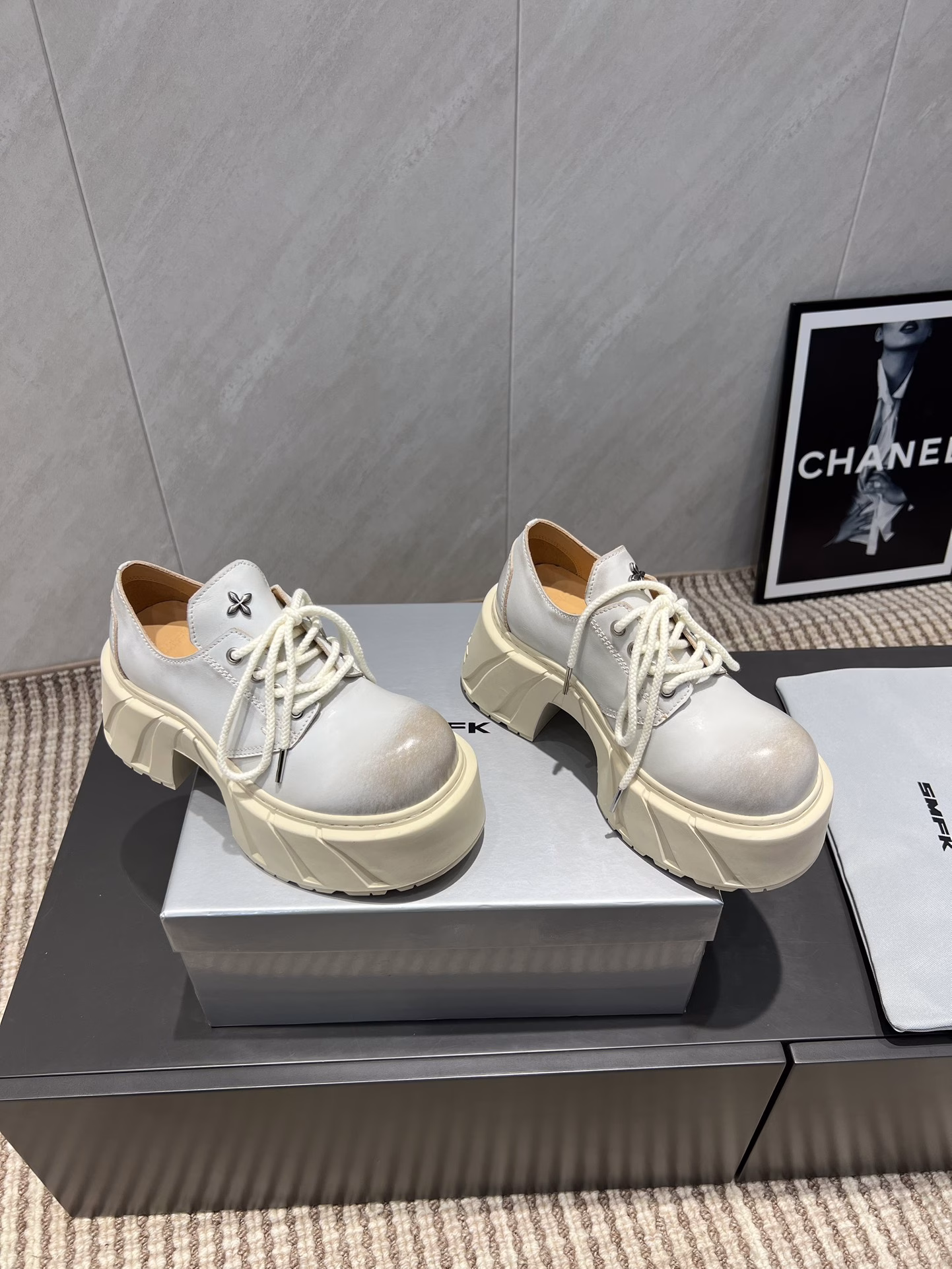 SMFK (Tide) 2025vs latest hot-selling series for autumn and winter…Round-toe thick-soled cross-pattern casual shoesThe versatile minimalist style of the national trend, the new work inherits many popular elements that make the brand win, and is bound to be a big hitSingle shoes have endless matching possibilities. They can be worn with narrow-leg jeans or miniskirts, or with printed dresses to create a layered look. The single item is made of soft pure leather and is equipped with a comfortable thick heel of moderate height. The details also ensure that it is safe to wear and not easy to move, creating a loose and lazy style