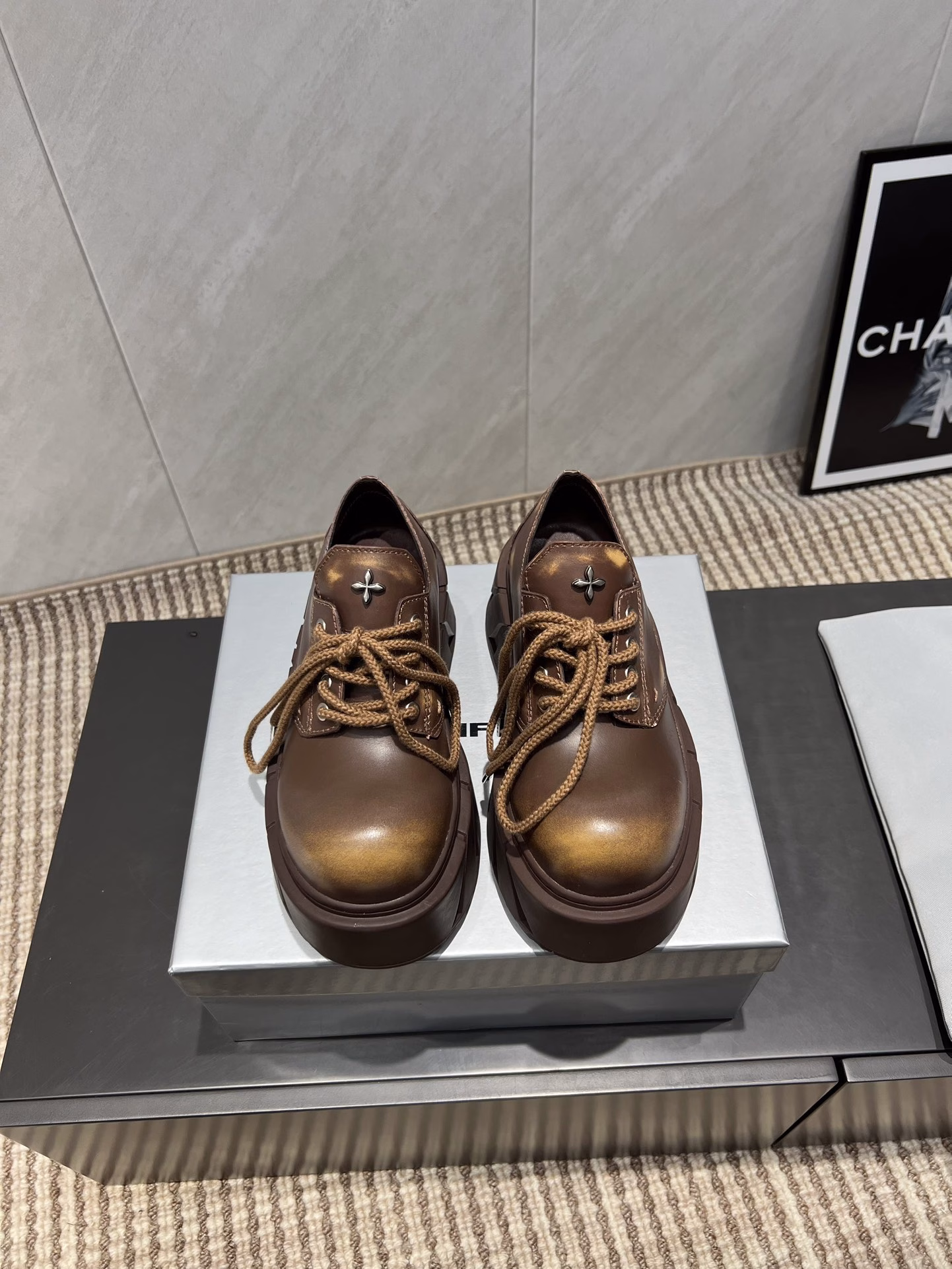 SMFK (Tide) 2025vs latest hot-selling series for autumn and winter…Round-toe thick-soled cross-pattern casual shoesThe versatile minimalist style of the national trend, the new work inherits many popular elements that make the brand win, and is bound to be a big hitSingle shoes have endless matching possibilities. They can be worn with narrow-leg jeans or miniskirts, or with printed dresses to create a layered look. The single item is made of soft pure leather and is equipped with a comfortable thick heel of moderate height. The details also ensure that it is safe to wear and not easy to move, creating a loose and lazy style