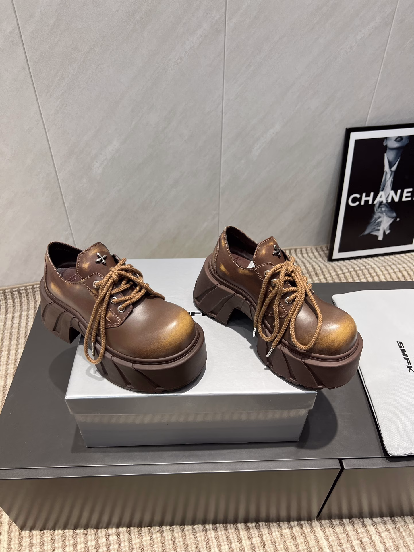 SMFK (Tide) 2025vs latest hot-selling series for autumn and winter…Round-toe thick-soled cross-pattern casual shoesThe versatile minimalist style of the national trend, the new work inherits many popular elements that make the brand win, and is bound to be a big hitSingle shoes have endless matching possibilities. They can be worn with narrow-leg jeans or miniskirts, or with printed dresses to create a layered look. The single item is made of soft pure leather and is equipped with a comfortable thick heel of moderate height. The details also ensure that it is safe to wear and not easy to move, creating a loose and lazy style