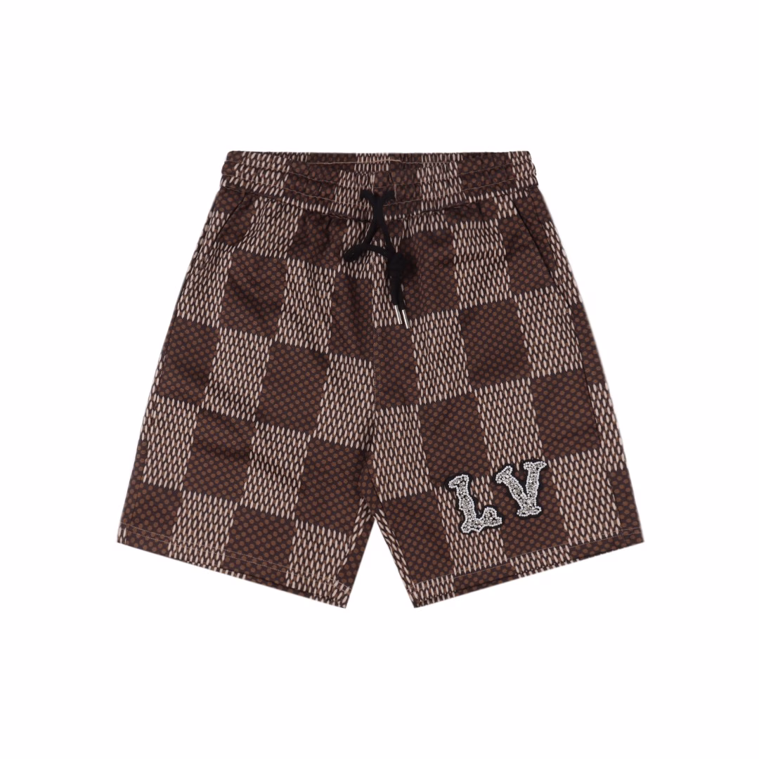Louis Vuitton 25ss Pharrell co-branded checkerboard diamond wool shortsPharrell co-branded 1V checkerboard shorts, a high-end suit with a sense of relaxation!Pharrell co-branded series is coming! This checkerboard suit has a strong grasp of fashion and texture.The custom fabric uses wafer cloth weaving, ultra-high-end knitting technology, and the version is tight and three-dimensional.The custom trouser rope hardware has a strong texture and is smooth. The upper body is comfortable and breathable. 100% mulberry silk fabric has a sense of drape and silky touch.It is breathable and noble in summer, and it has a 