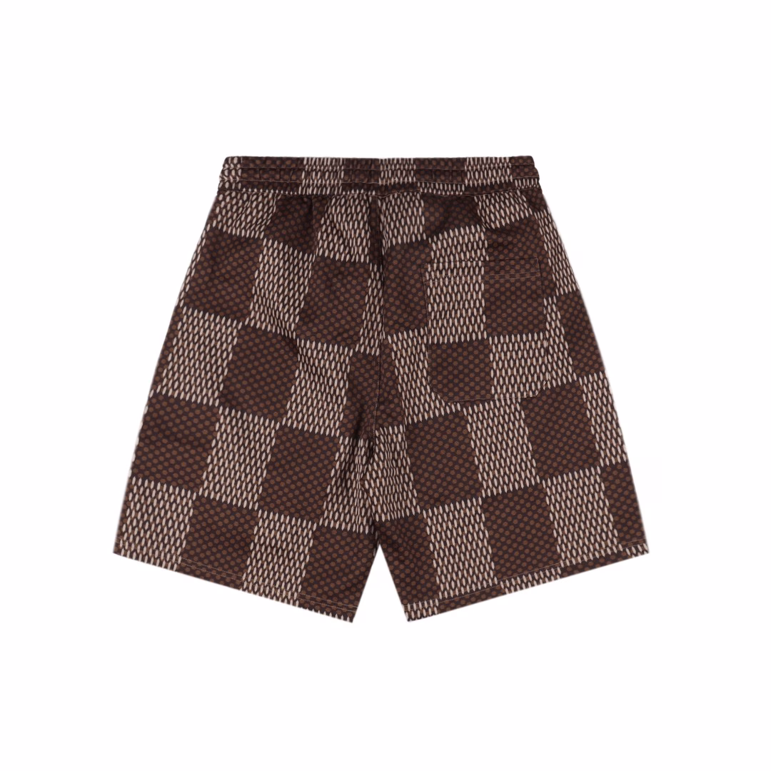 Louis Vuitton 25ss Pharrell co-branded checkerboard diamond wool shortsPharrell co-branded 1V checkerboard shorts, a high-end suit with a sense of relaxation!Pharrell co-branded series is coming! This checkerboard suit has a strong grasp of fashion and texture.The custom fabric uses wafer cloth weaving, ultra-high-end knitting technology, and the version is tight and three-dimensional.The custom trouser rope hardware has a strong texture and is smooth. The upper body is comfortable and breathable. 100% mulberry silk fabric has a sense of drape and silky touch.It is breathable and noble in summer, and it has a 